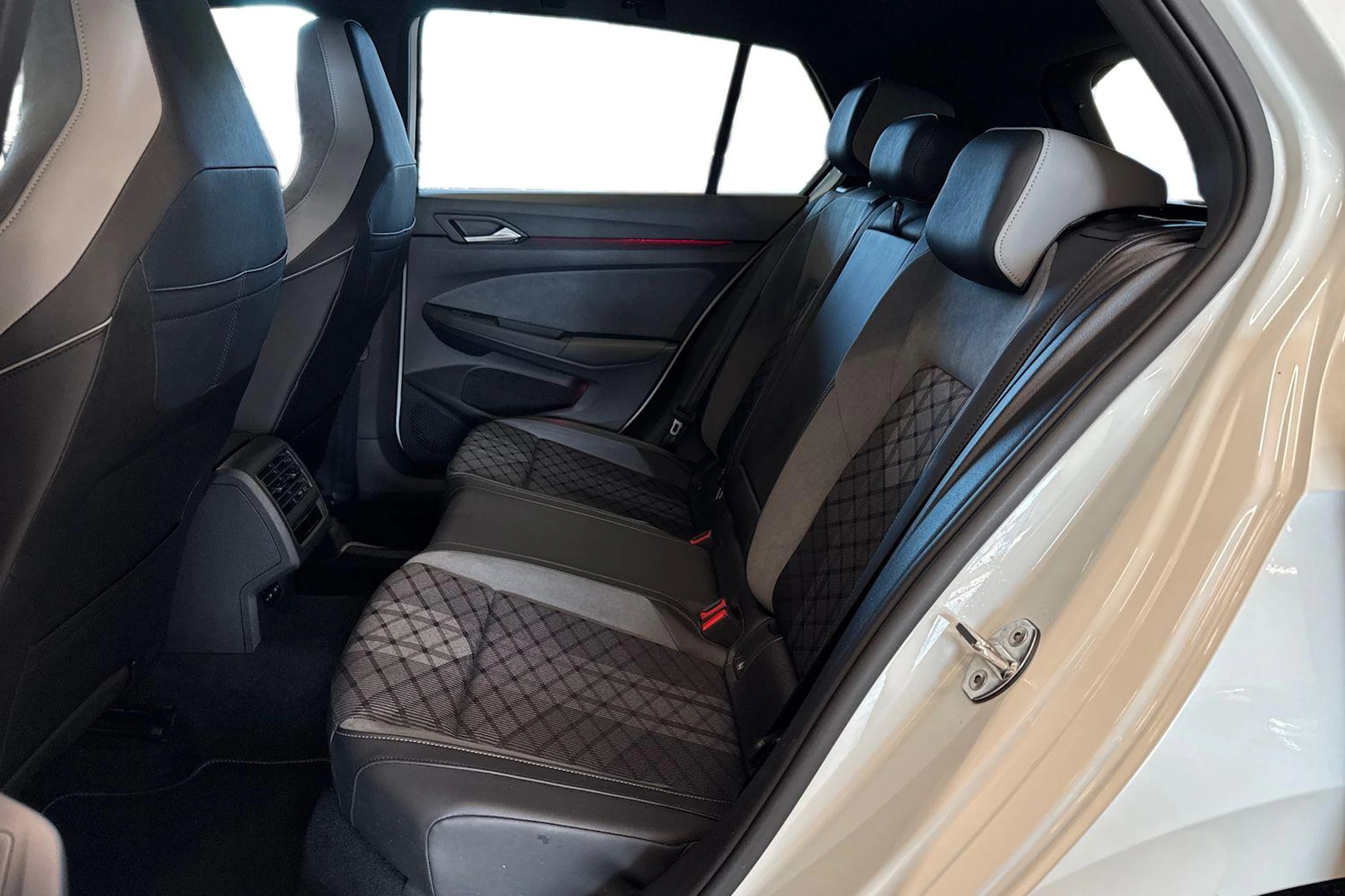 valkoinen Volkswagen Golf 2022 kuva 8.