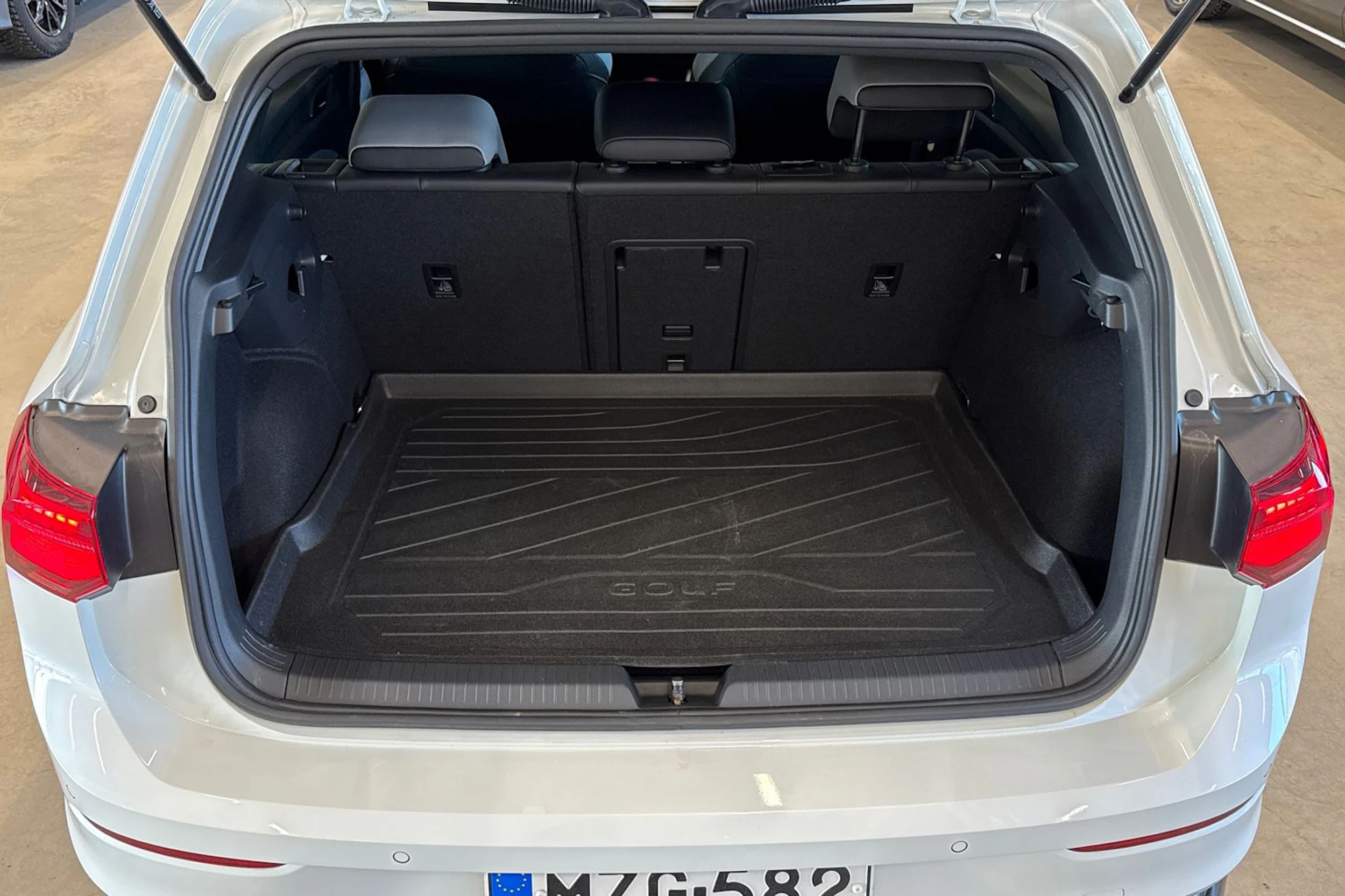 valkoinen Volkswagen Golf 2022 kuva 11.