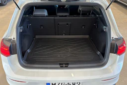 valkoinen Volkswagen Golf 2022 kuva 11.