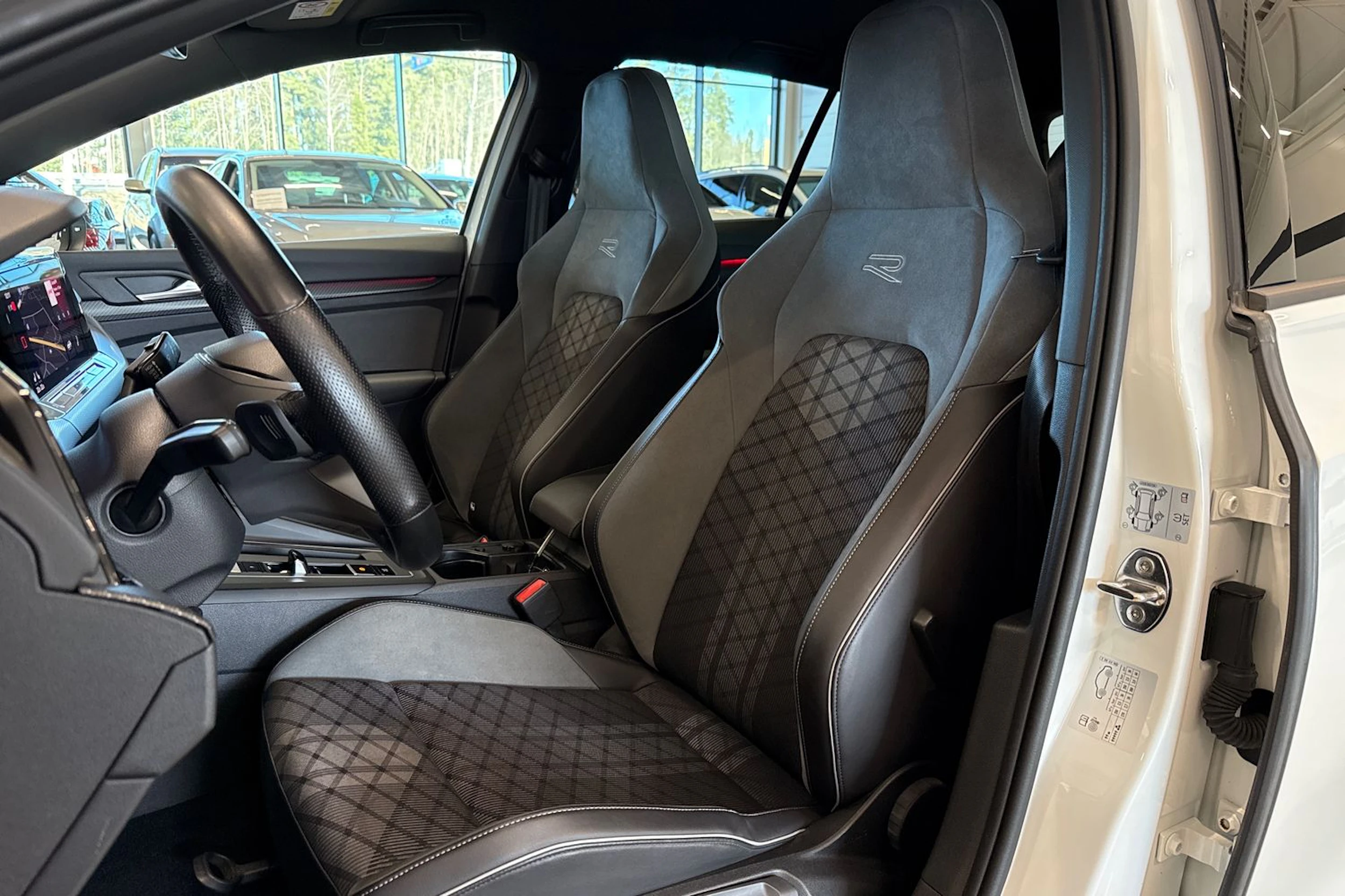 valkoinen Volkswagen Golf 2022 kuva 13.