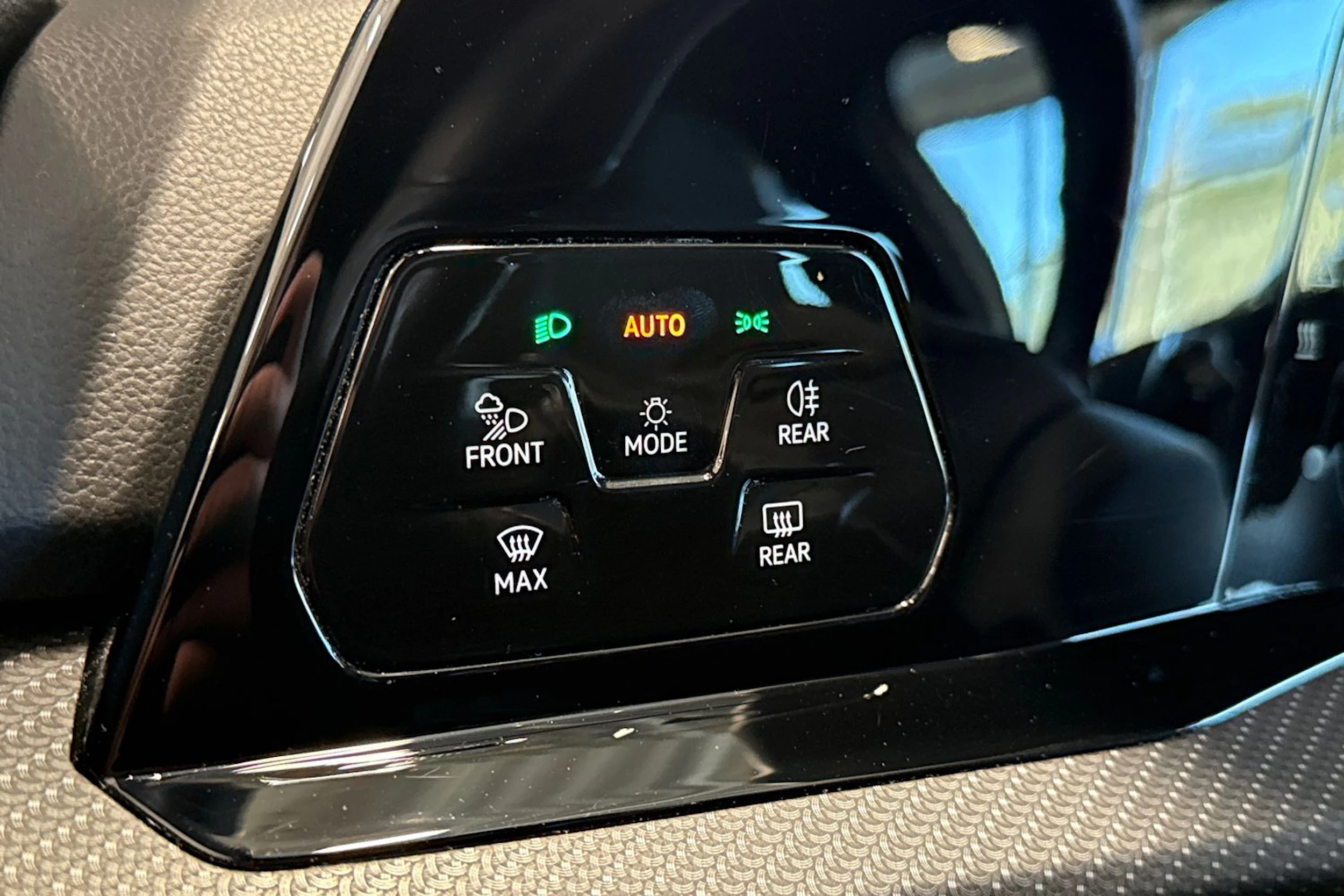 valkoinen Volkswagen Golf 2022 kuva 18.