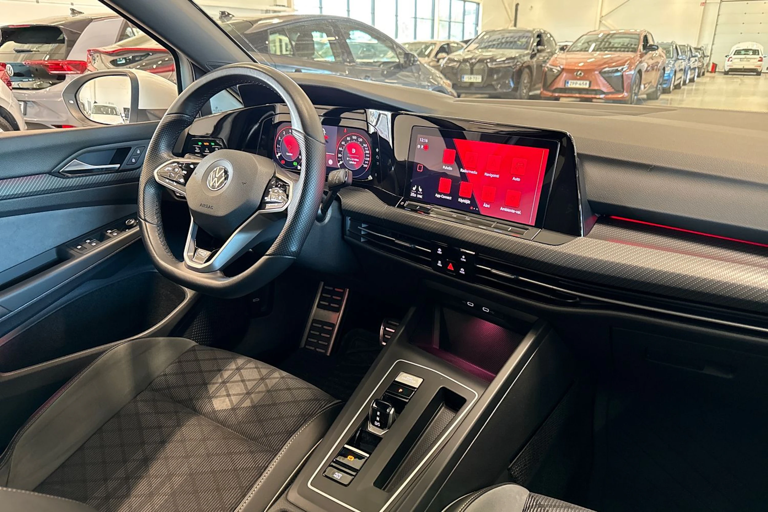 valkoinen Volkswagen Golf 2022 kuva 26.