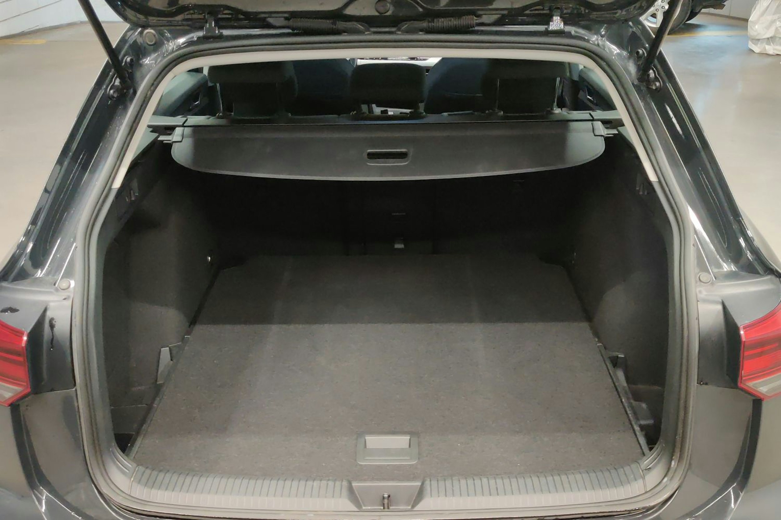 harmaa Volkswagen Golf 2022 kuva 27.