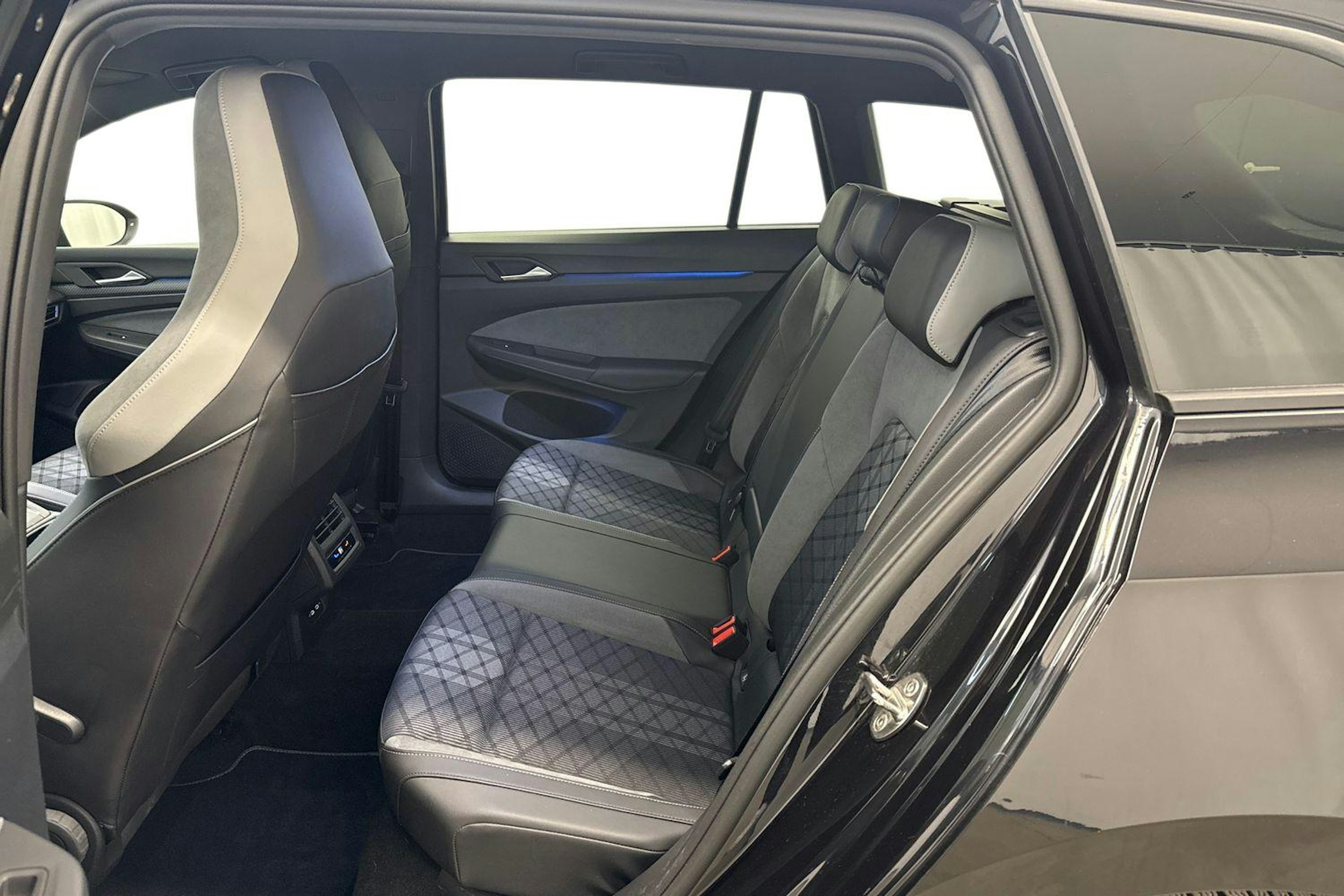 Musta Volkswagen GOLF 2022 kuva 8.