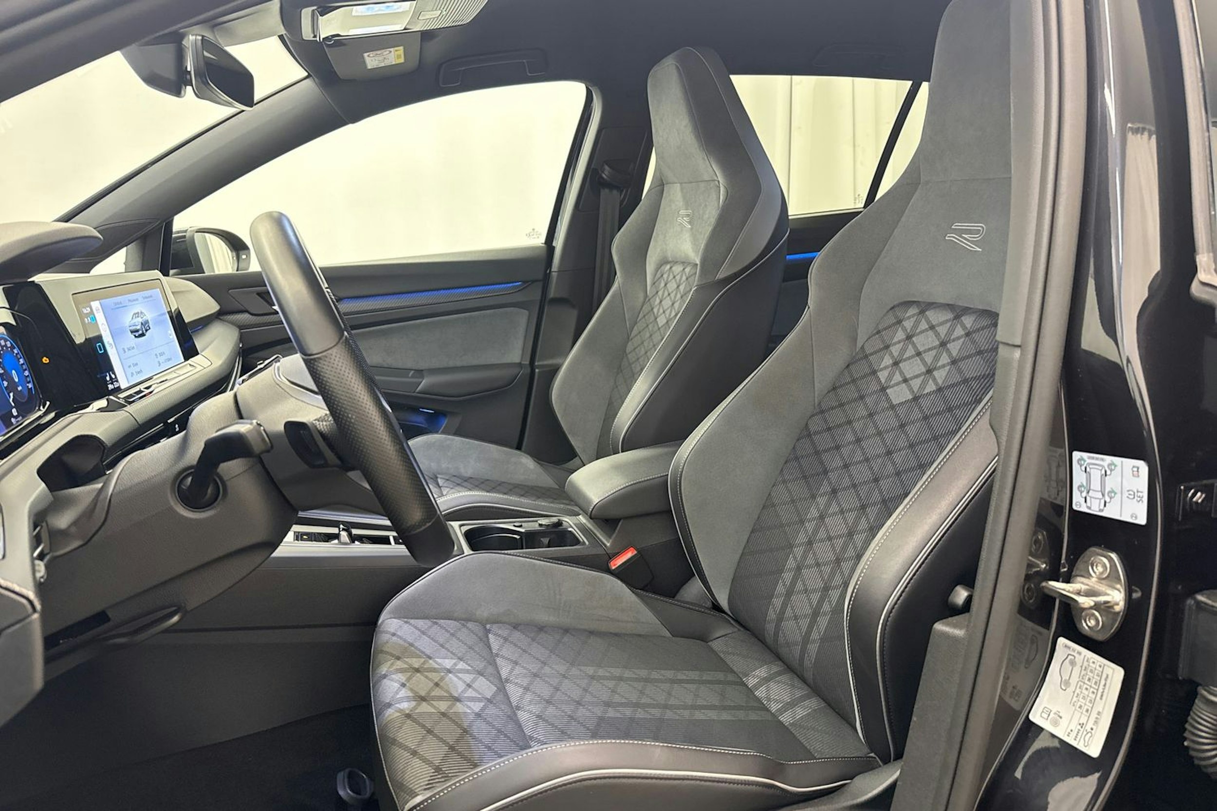 Musta Volkswagen GOLF 2022 kuva 12.