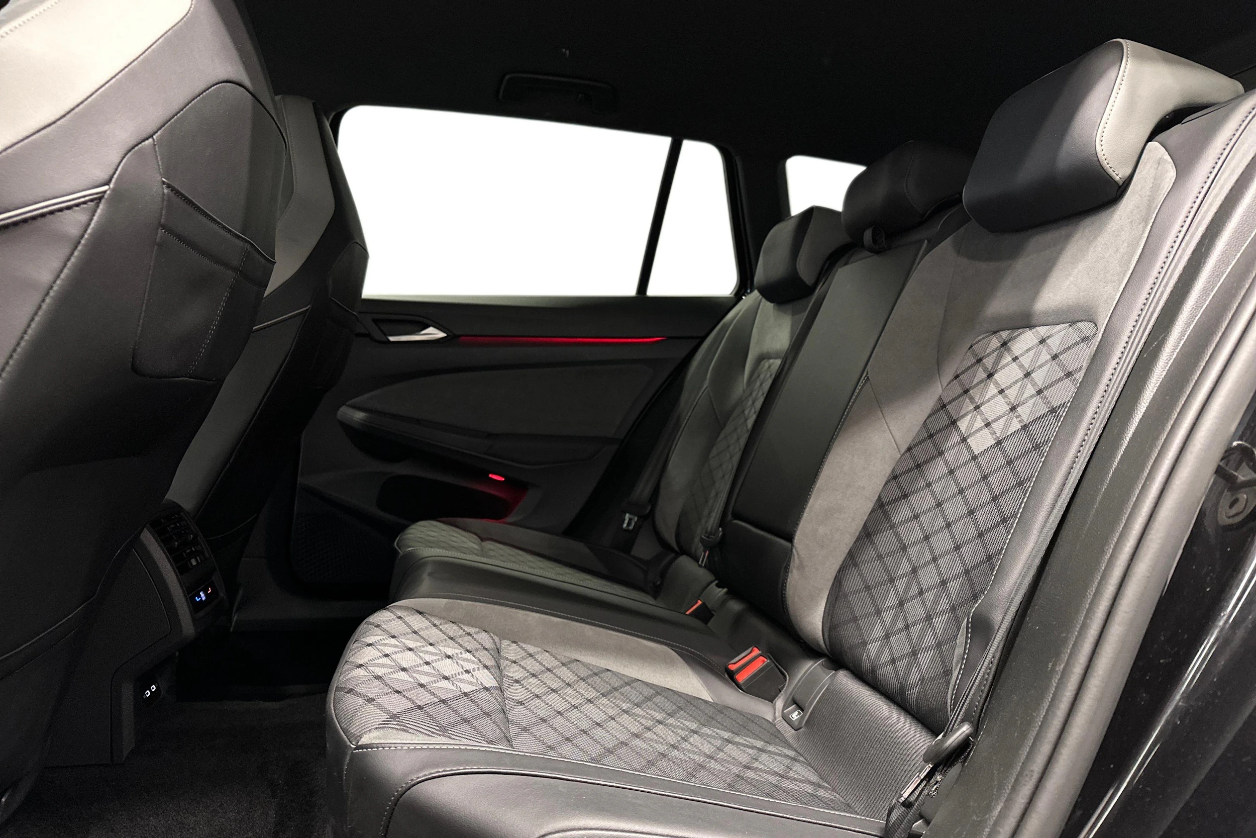 musta Volkswagen Golf 2022 kuva 8.