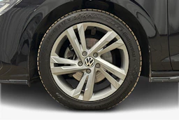 musta Volkswagen Golf 2022 kuva 9.