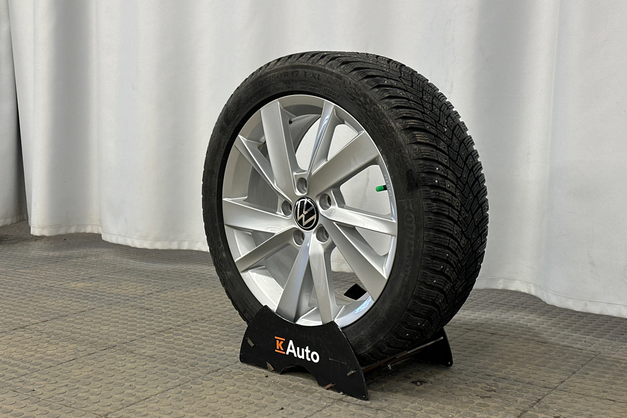 musta Volkswagen Golf 2022 kuva 10.