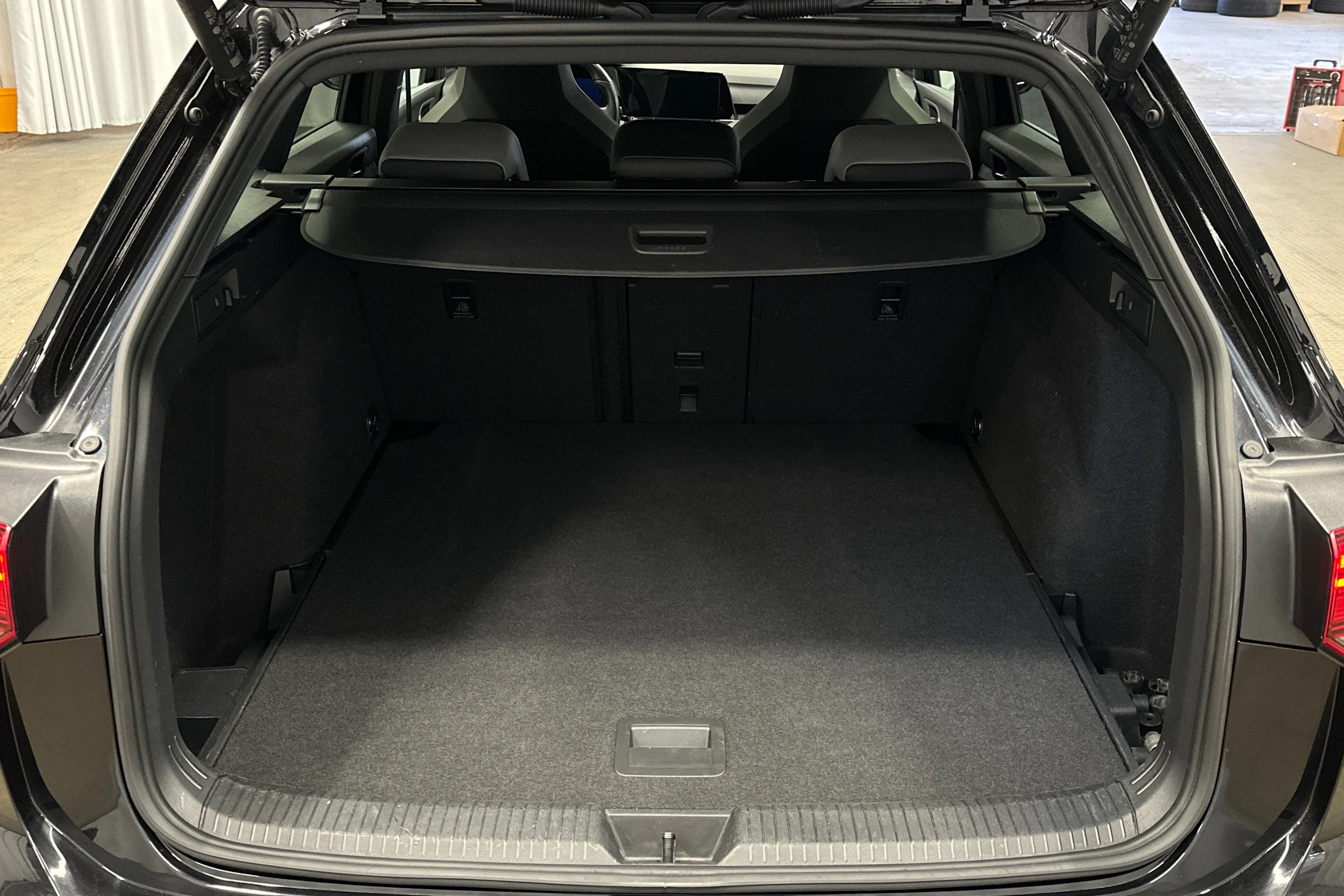 musta Volkswagen Golf 2022 kuva 11.