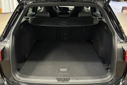 musta Volkswagen Golf 2022 kuva 11.