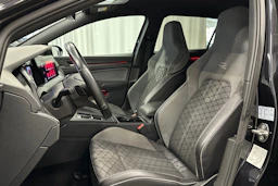 musta Volkswagen Golf 2022 kuva 15.