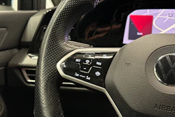 musta Volkswagen Golf 2022 kuva 17.