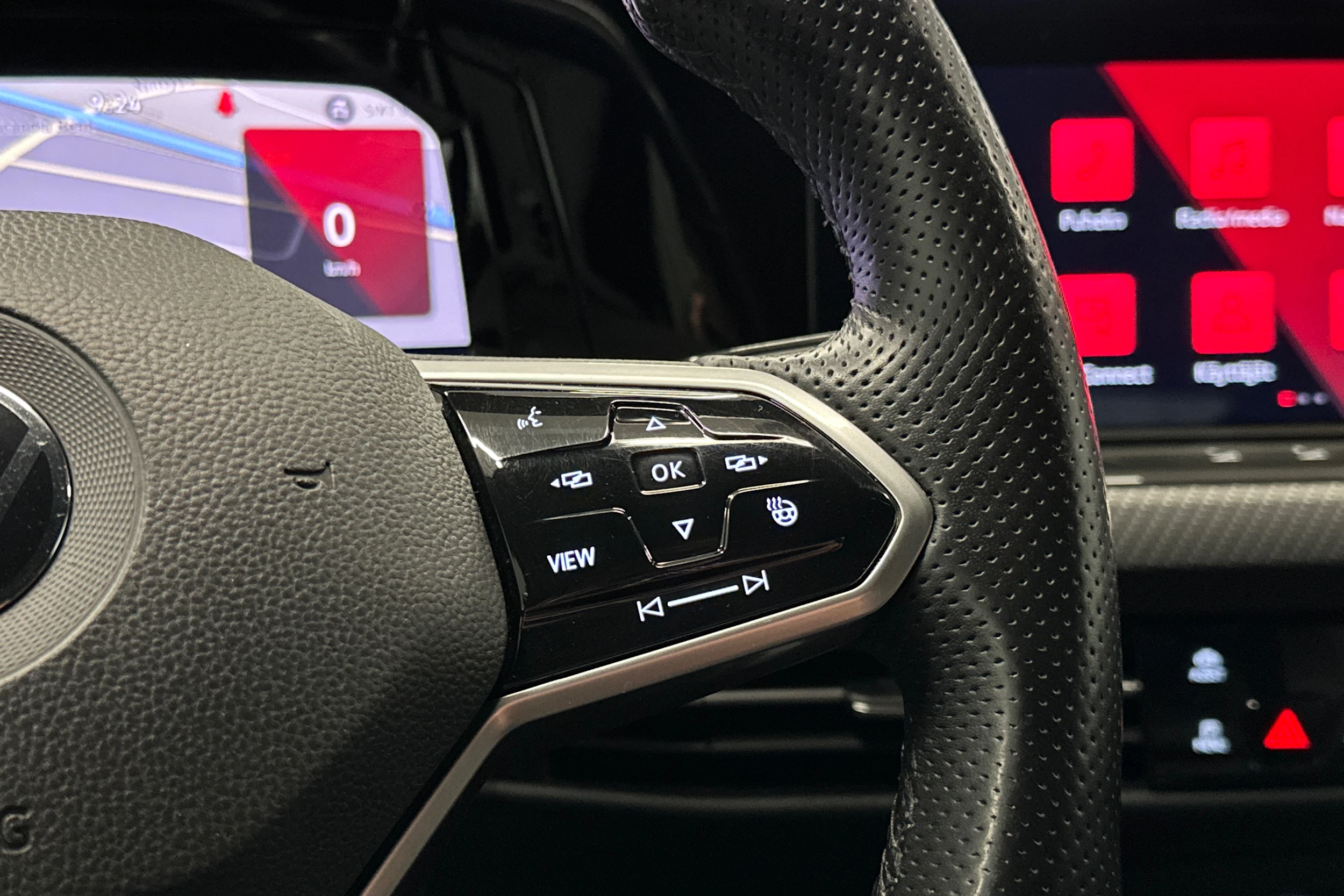 musta Volkswagen Golf 2022 kuva 18.