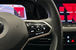 musta Volkswagen Golf 2022 kuva 18.