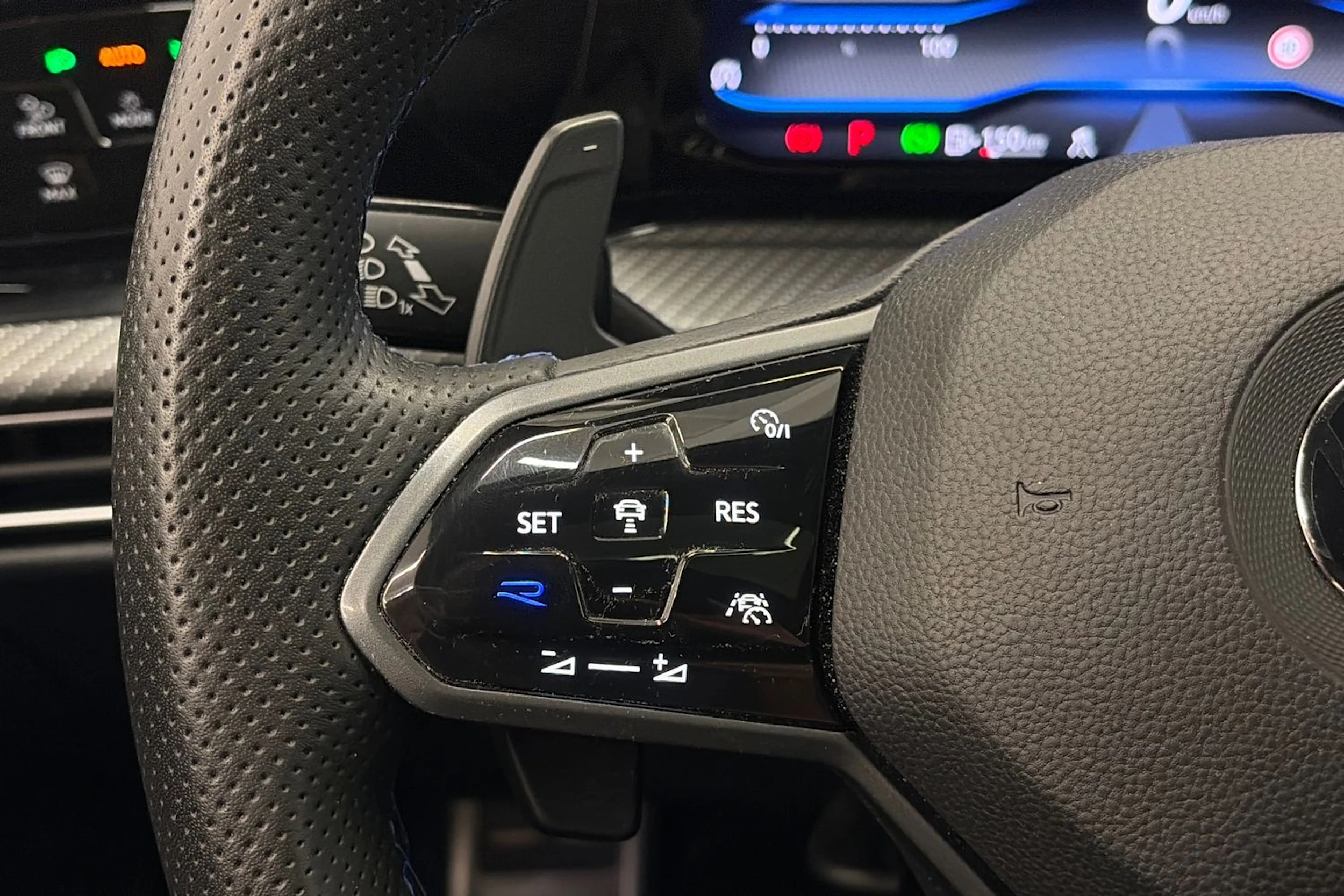 sininen Volkswagen Golf 2022 kuva 18.