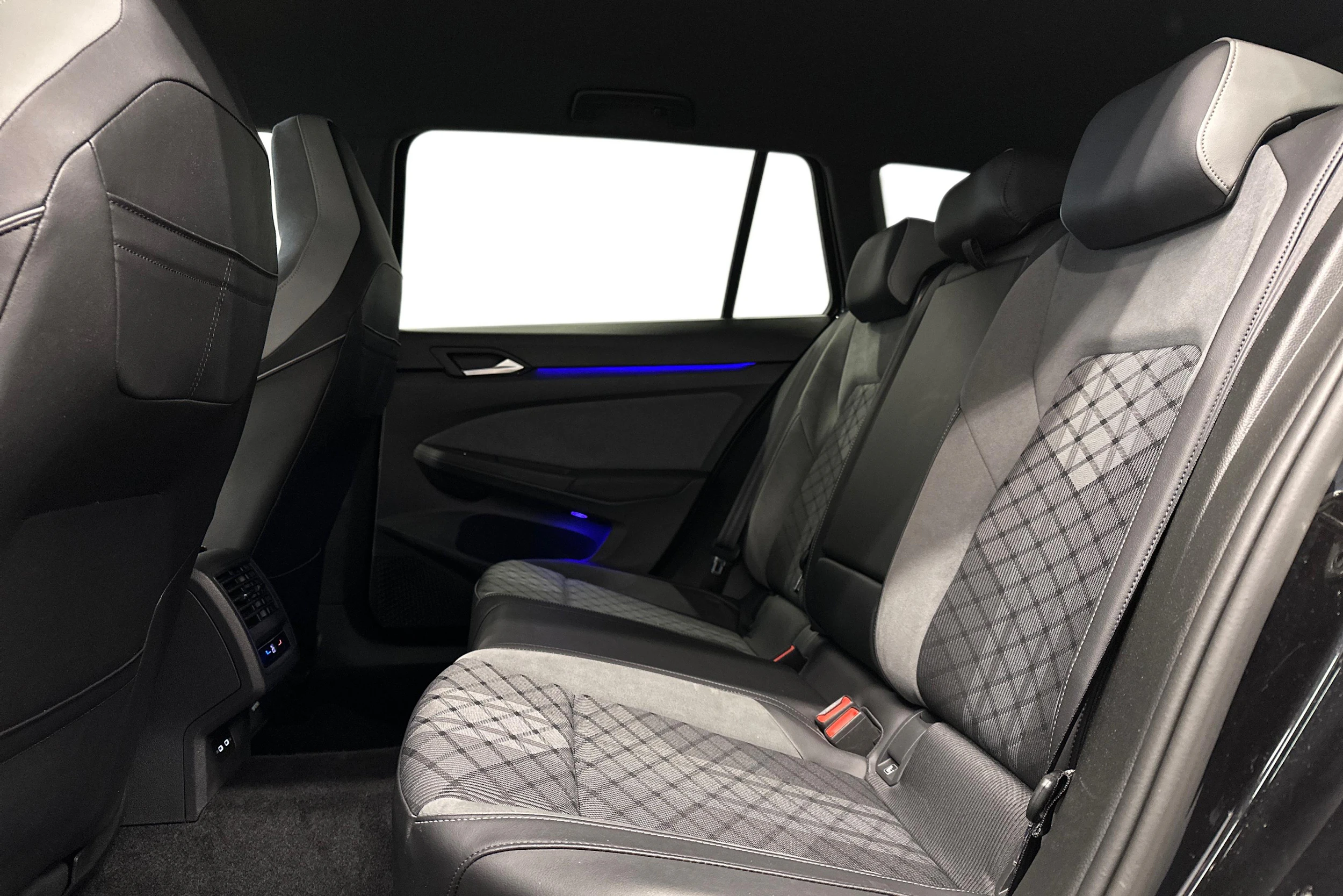 musta Volkswagen Golf 2022 kuva 11.