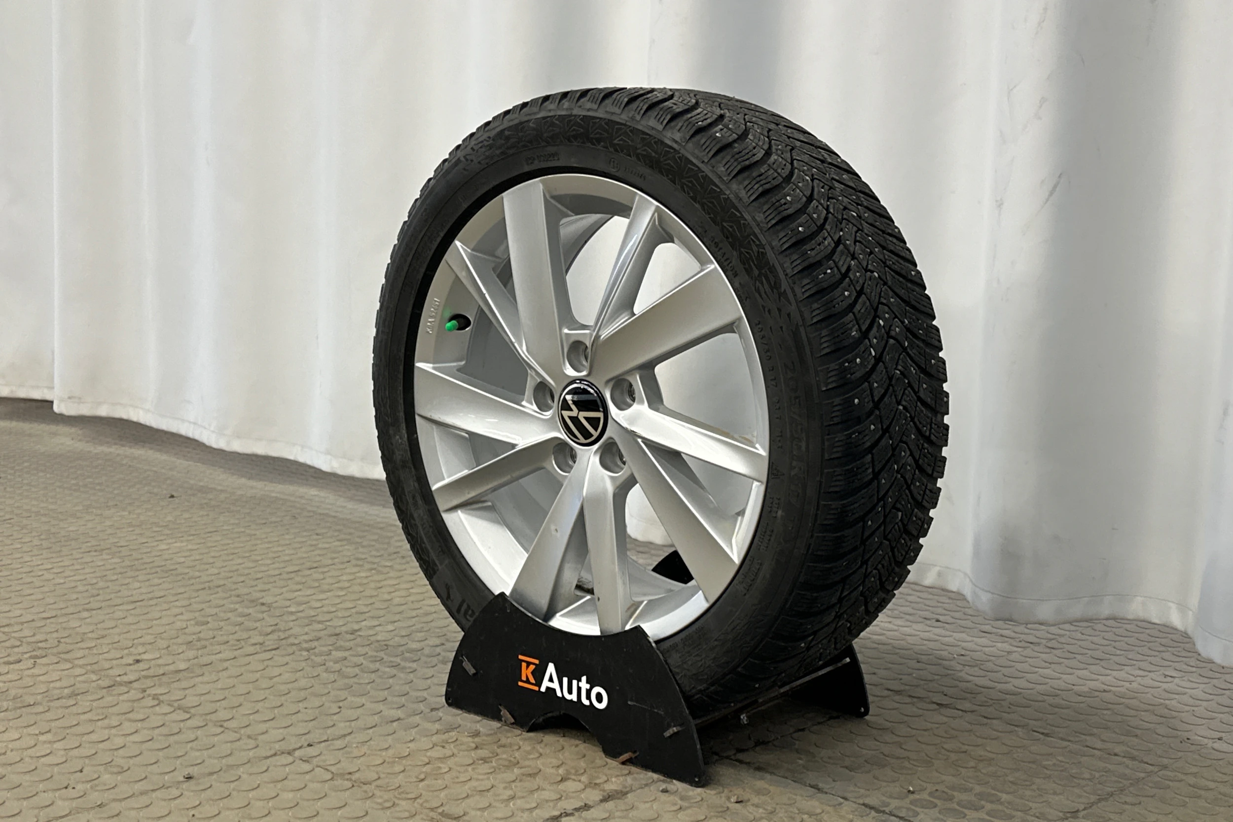 musta Volkswagen Golf 2022 kuva 13.