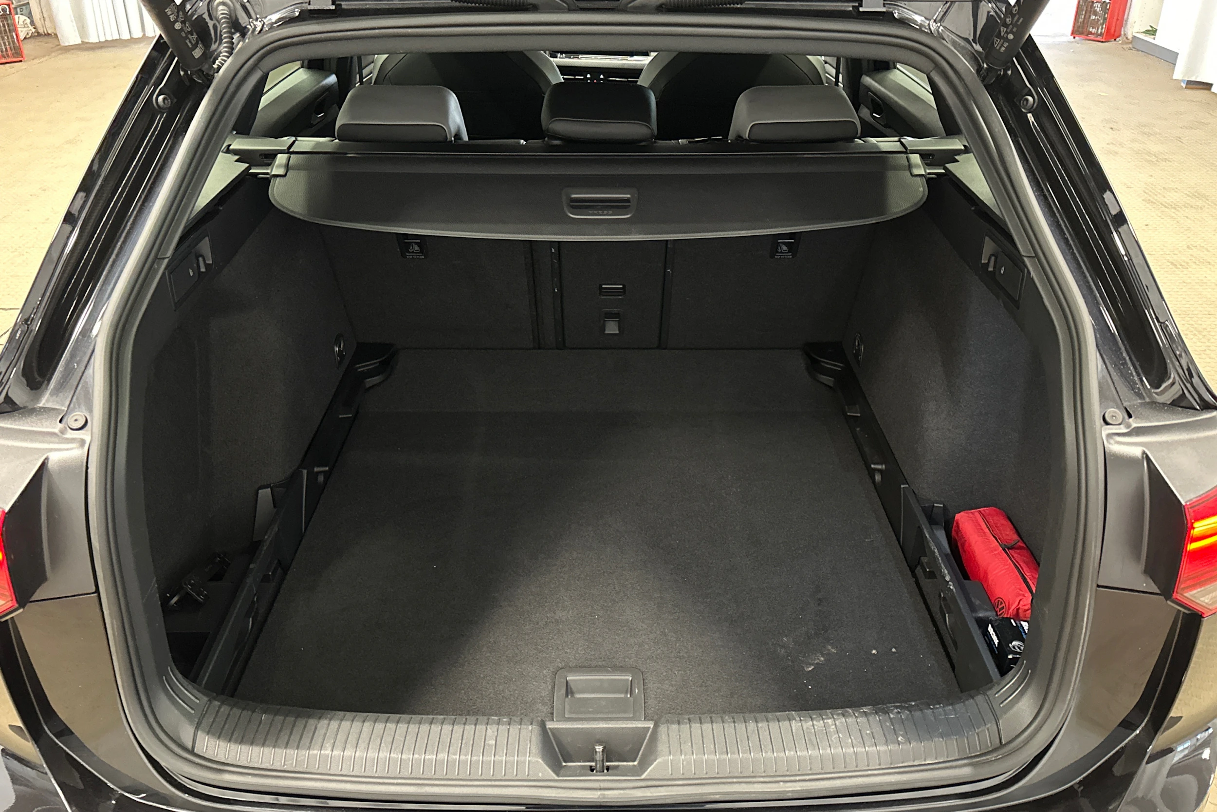 musta Volkswagen Golf 2022 kuva 15.