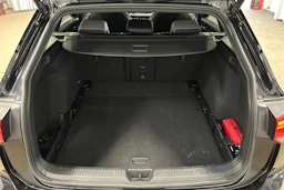 musta Volkswagen Golf 2022 kuva 15.