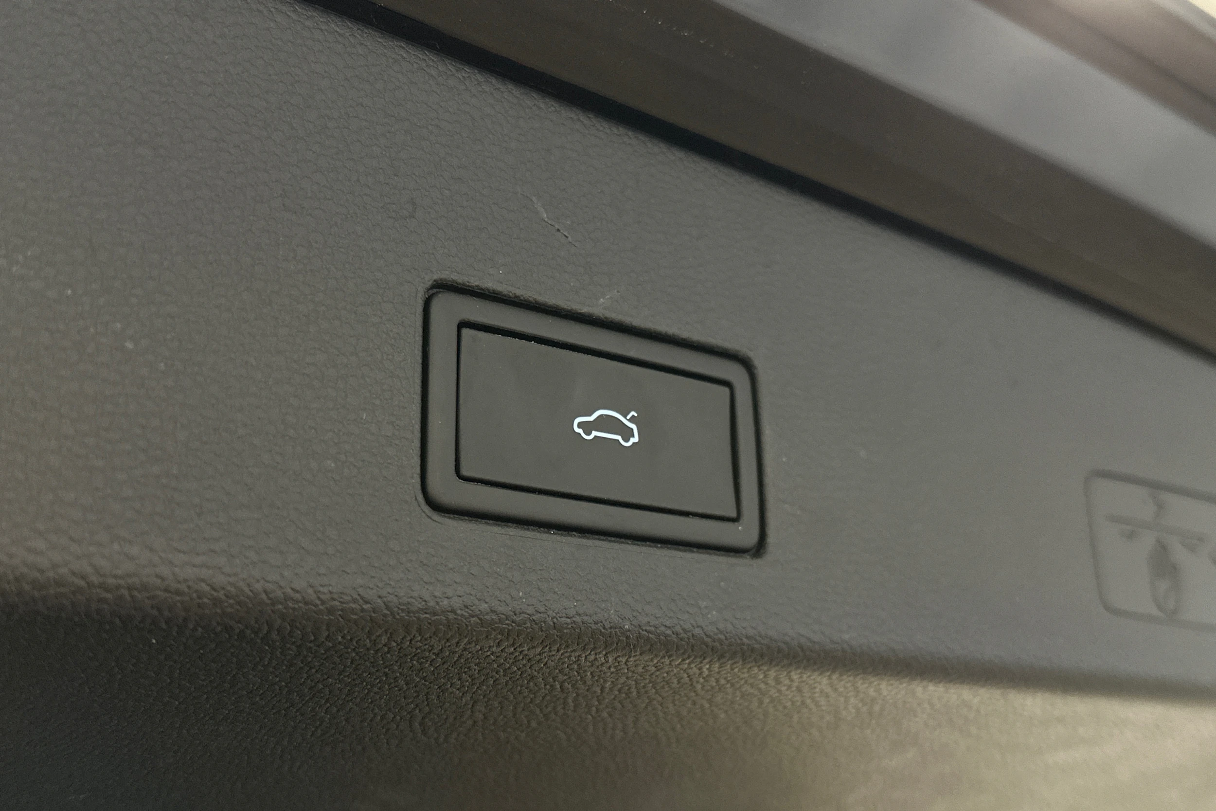 musta Volkswagen Golf 2022 kuva 16.