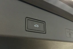 musta Volkswagen Golf 2022 kuva 16.