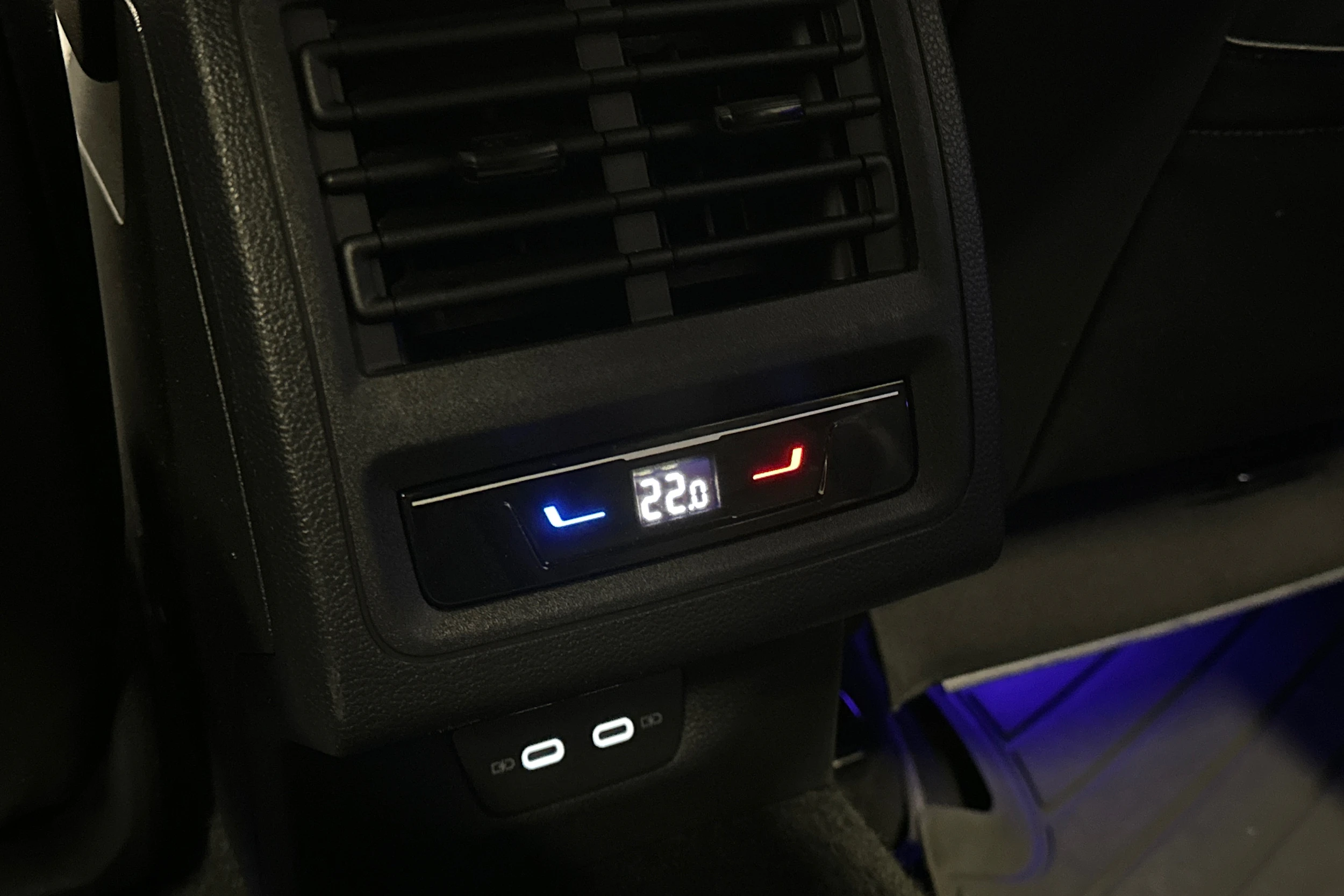 musta Volkswagen Golf 2022 kuva 18.