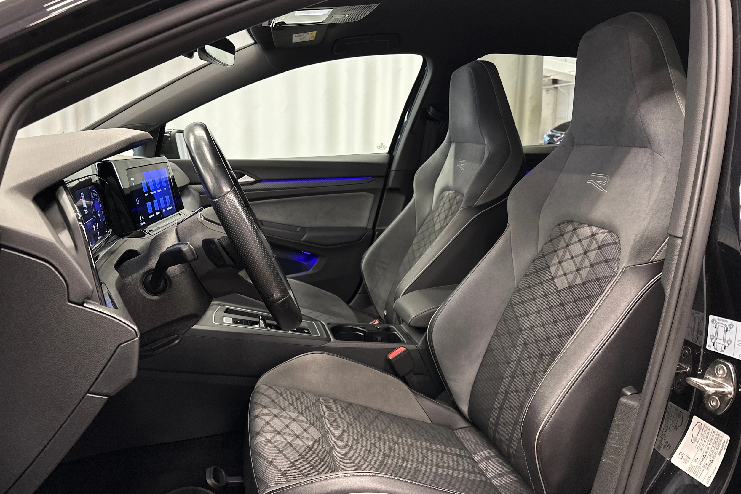 musta Volkswagen Golf 2022 kuva 19.