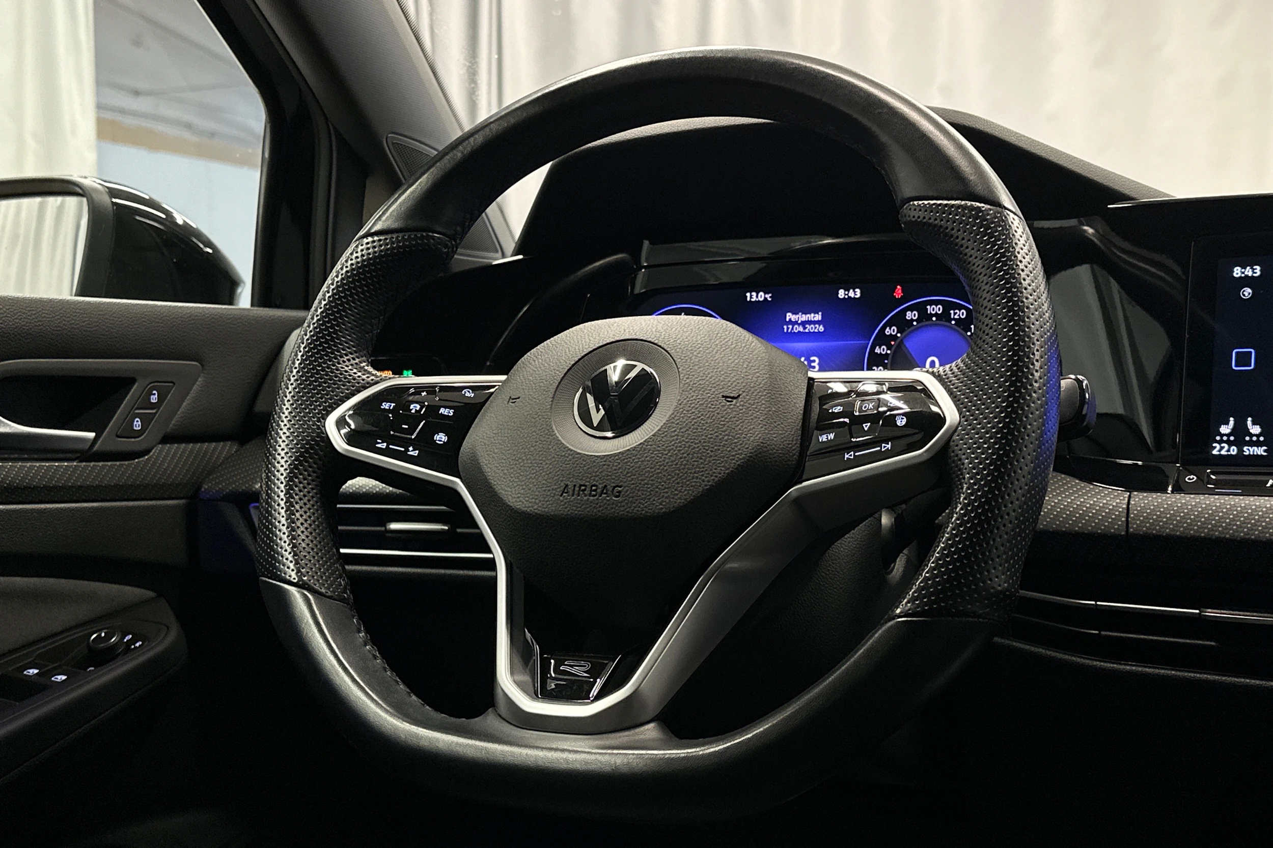 musta Volkswagen Golf 2022 kuva 20.