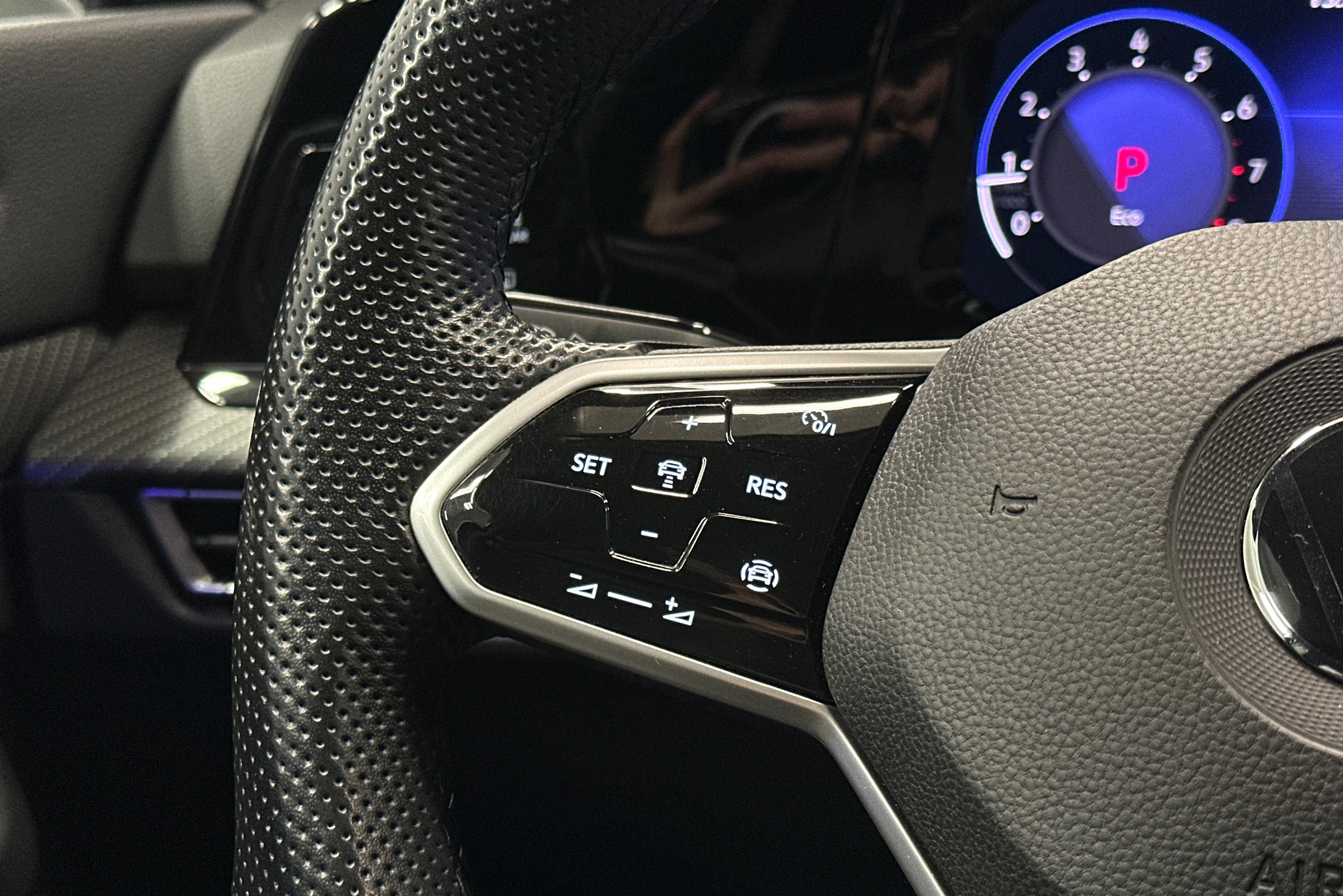 musta Volkswagen Golf 2022 kuva 21.