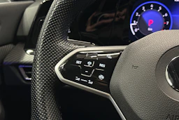 musta Volkswagen Golf 2022 kuva 21.