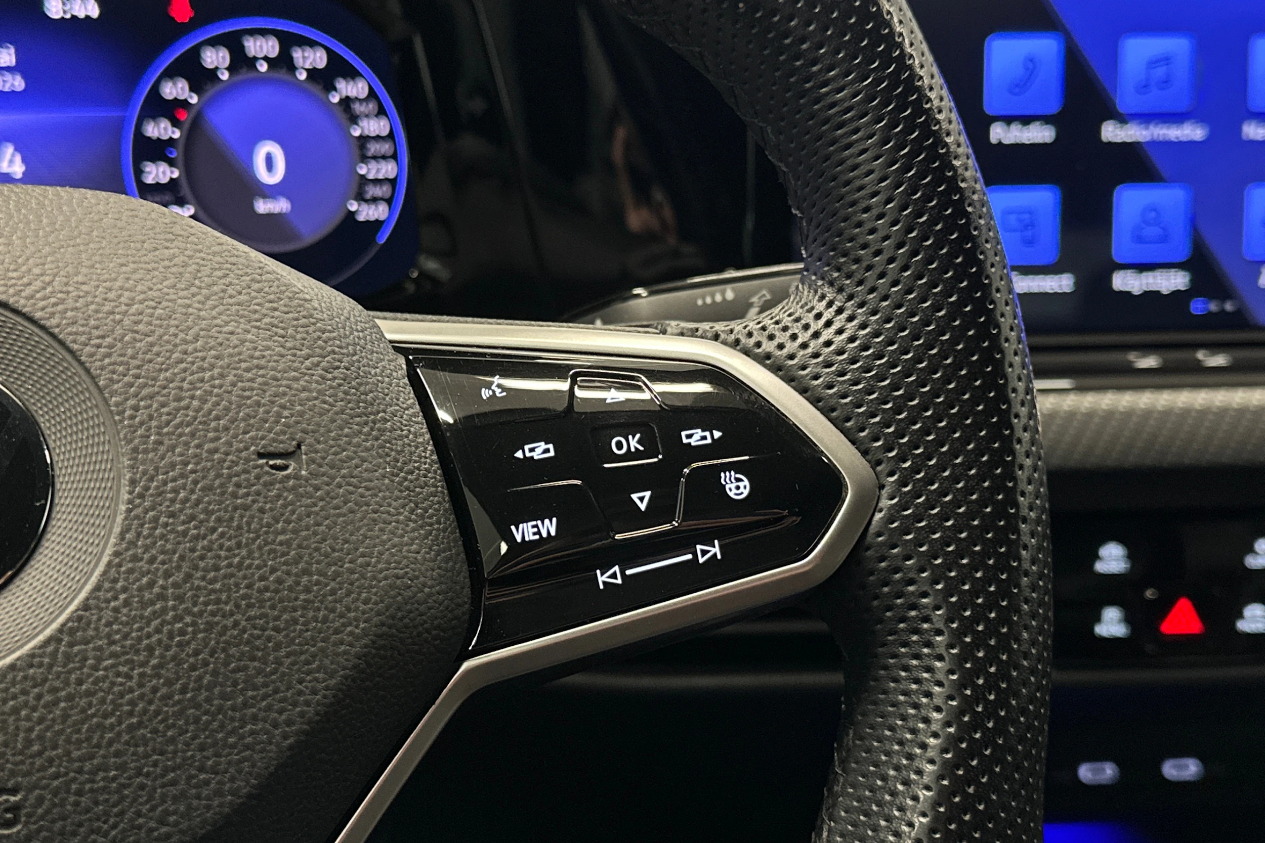 musta Volkswagen Golf 2022 kuva 22.