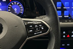 musta Volkswagen Golf 2022 kuva 22.