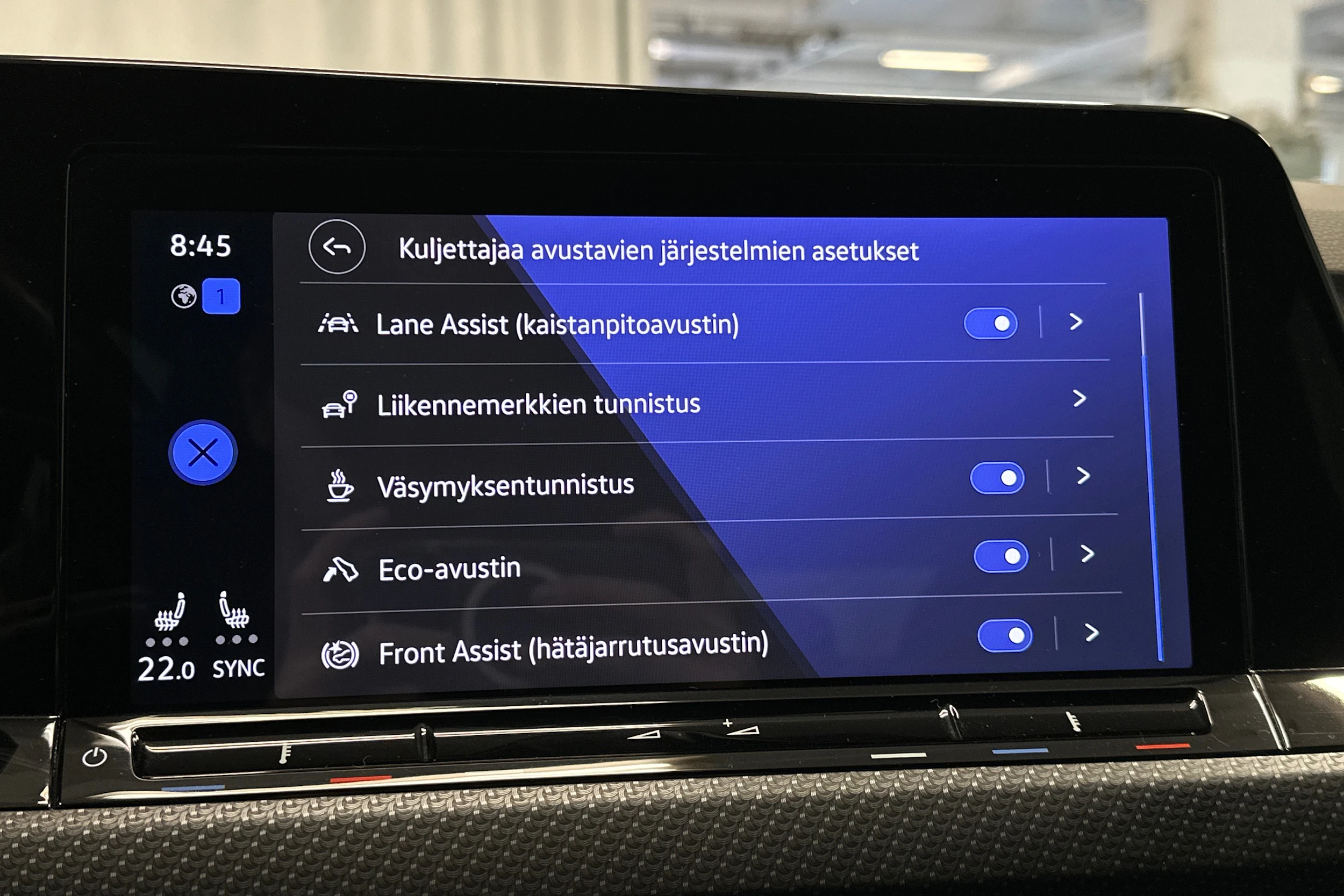 musta Volkswagen Golf 2022 kuva 28.