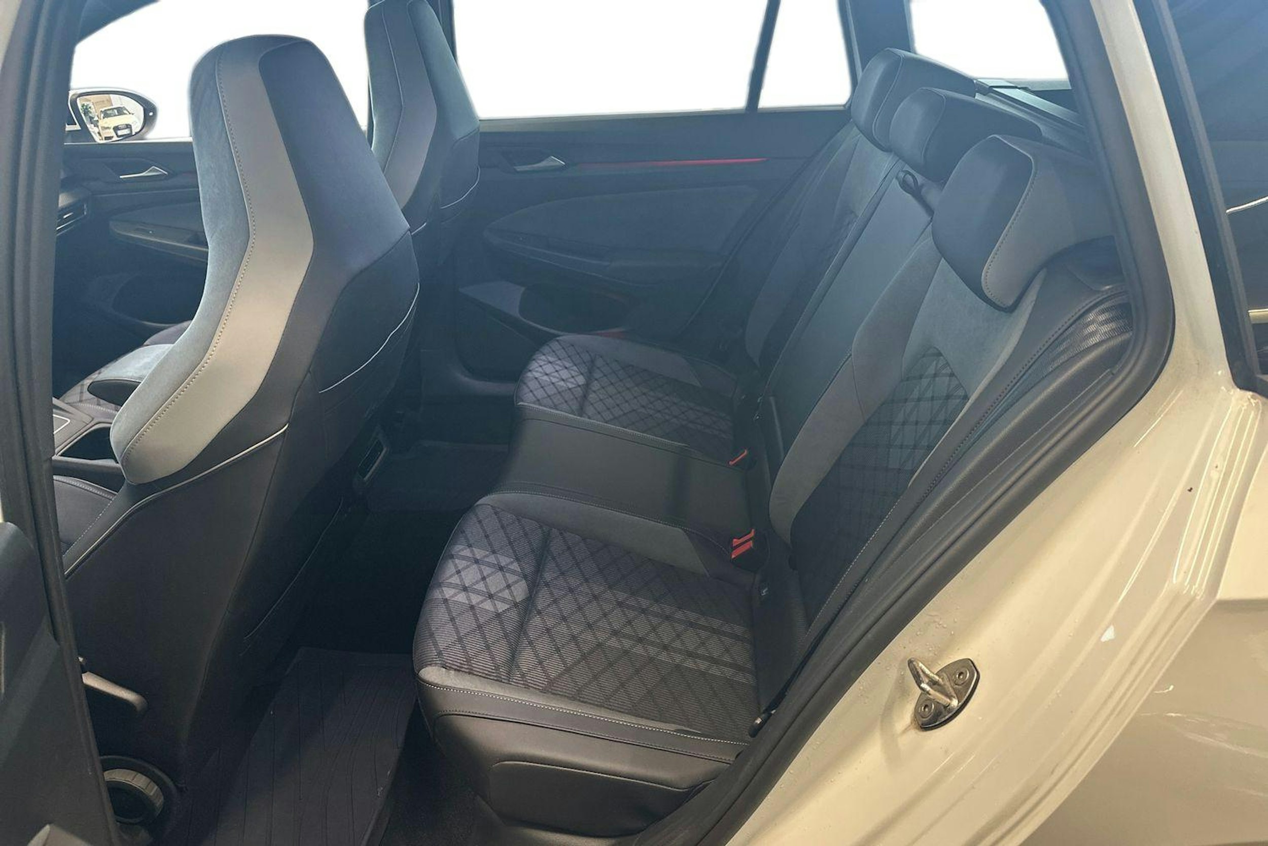 valkoinen Volkswagen Golf 2022 kuva 10.