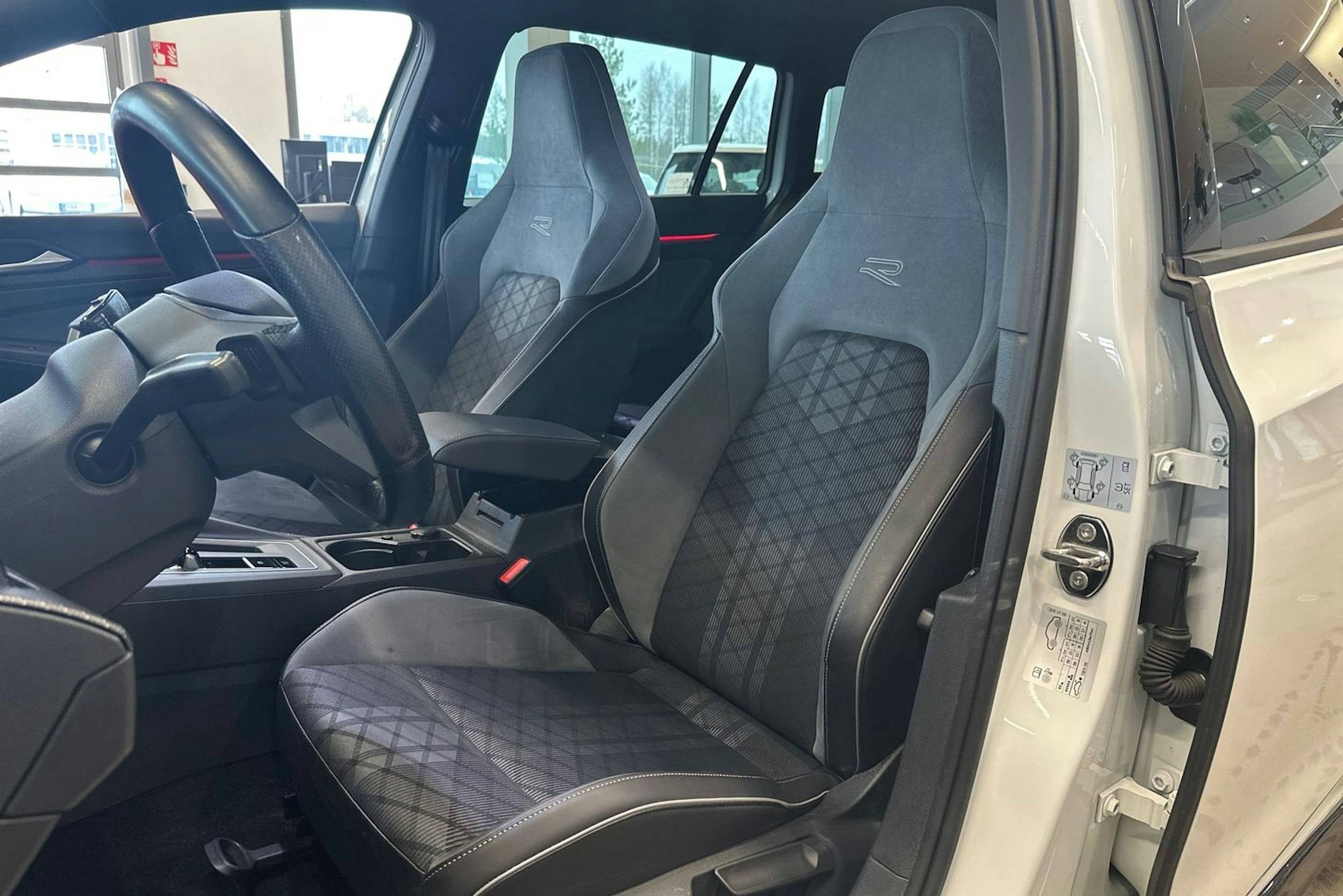 valkoinen Volkswagen Golf 2022 kuva 15.