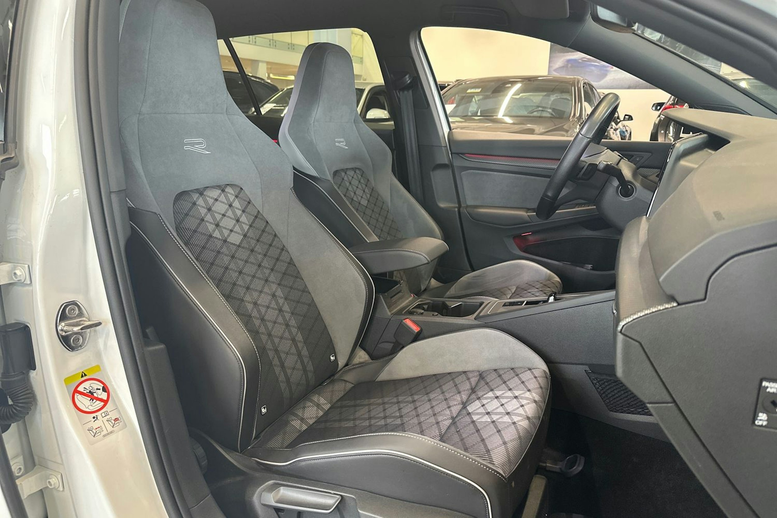 valkoinen Volkswagen Golf 2022 kuva 18.