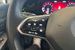 valkoinen Volkswagen Golf 2022 kuva 26.