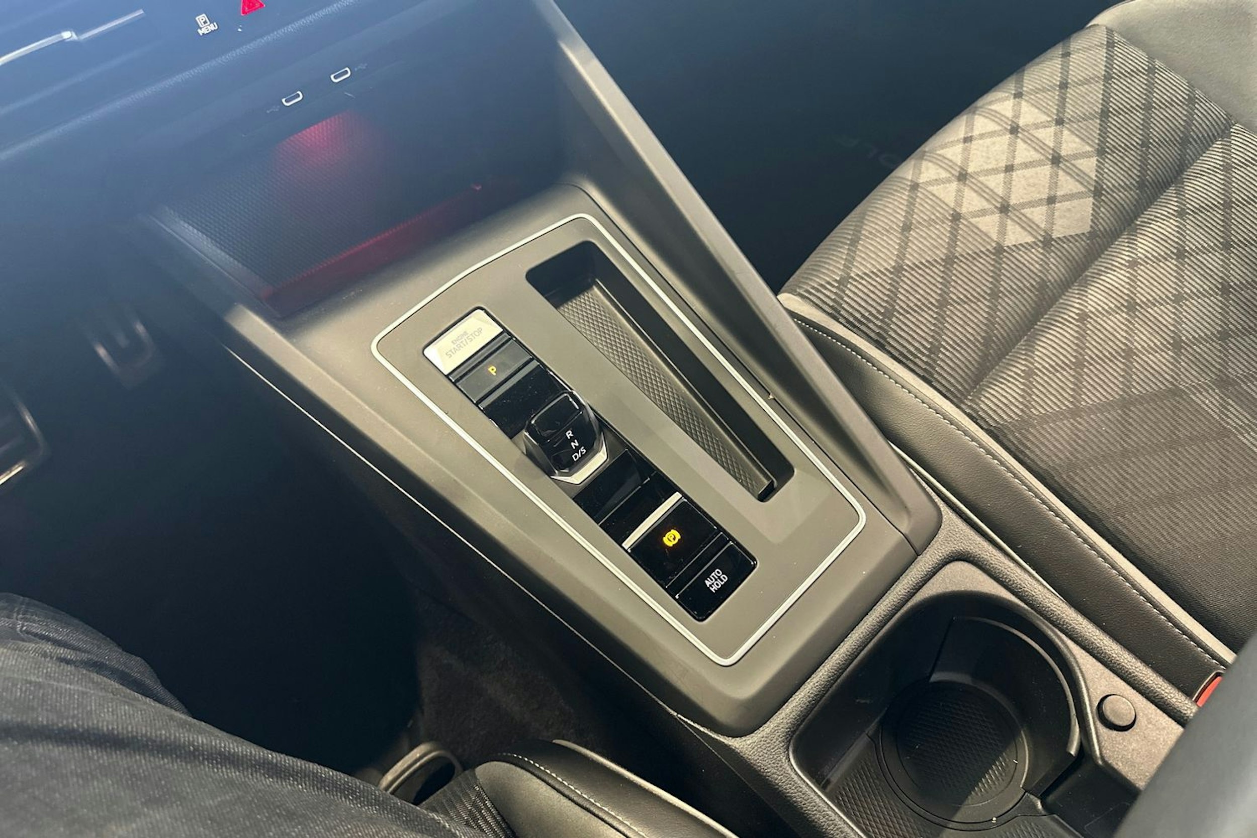 valkoinen Volkswagen Golf 2022 kuva 37.