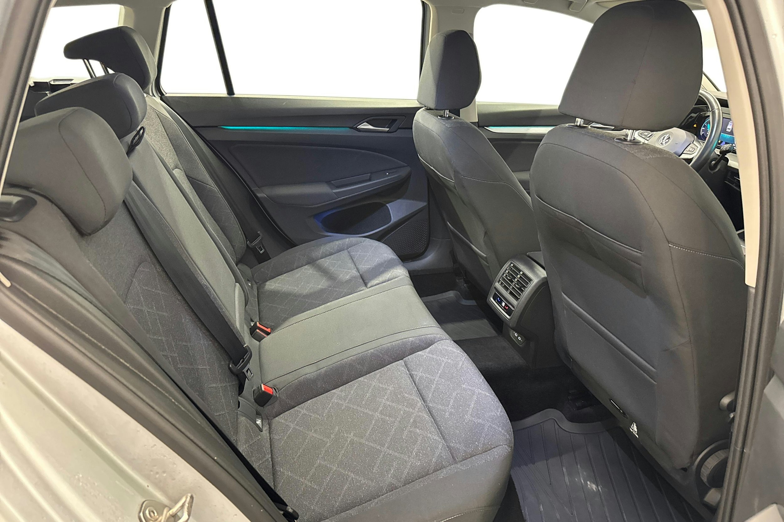 harmaa Volkswagen Golf 2022 kuva 8.