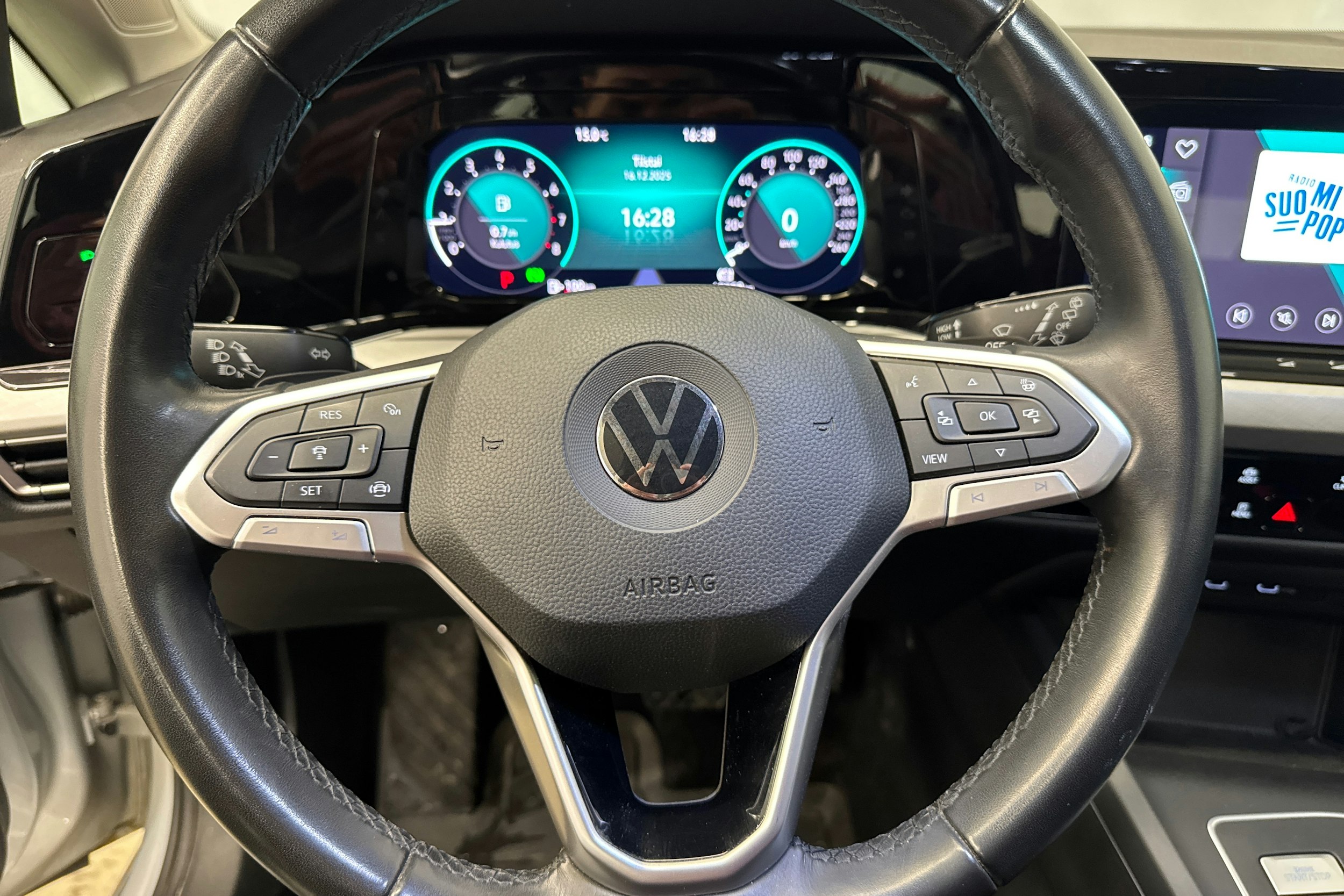 harmaa Volkswagen Golf 2022 kuva 17.