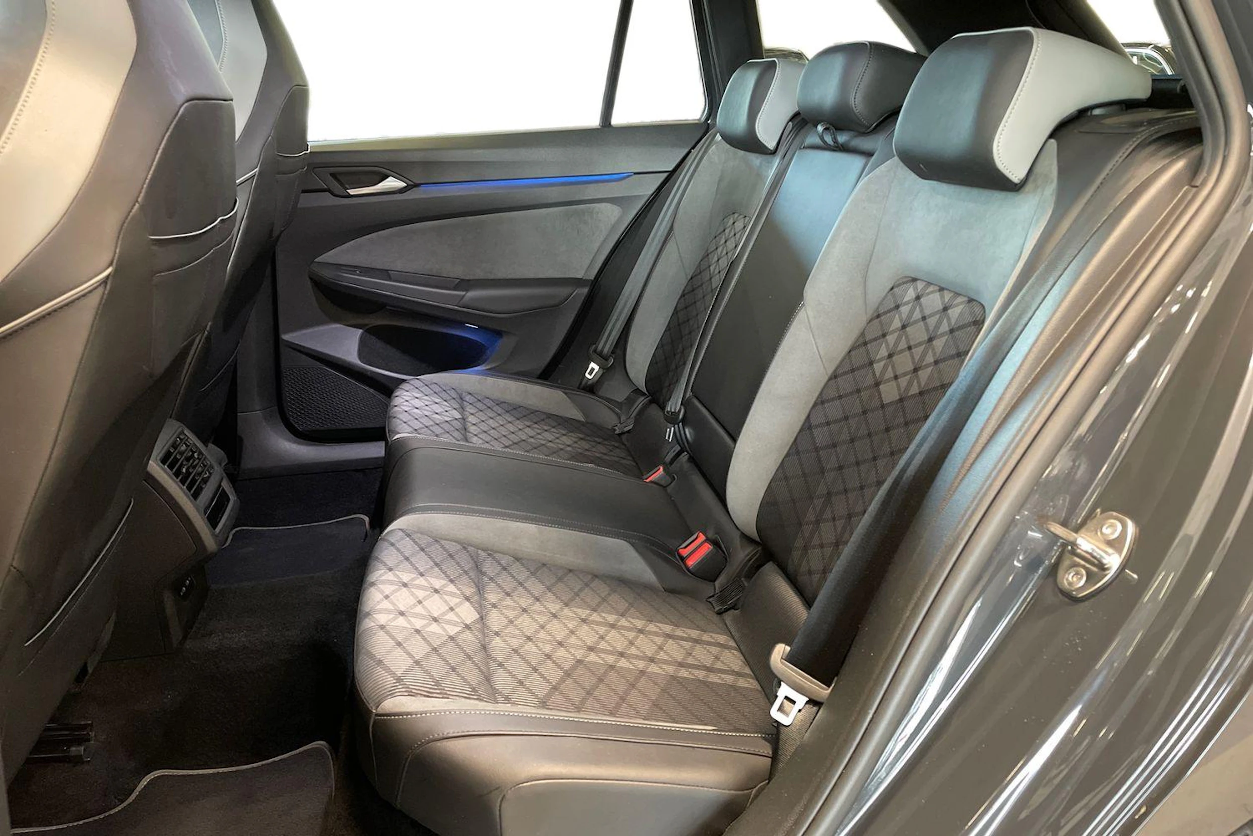 harmaa Volkswagen Golf 2022 kuva 8.