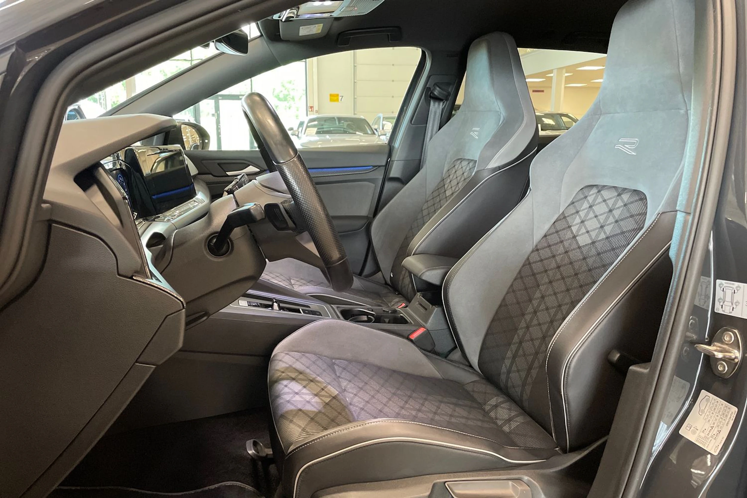 harmaa Volkswagen Golf 2022 kuva 11.