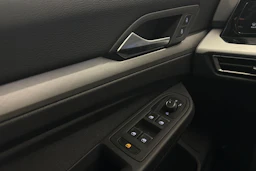 valkoinen Volkswagen Golf 2022 kuva 18.
