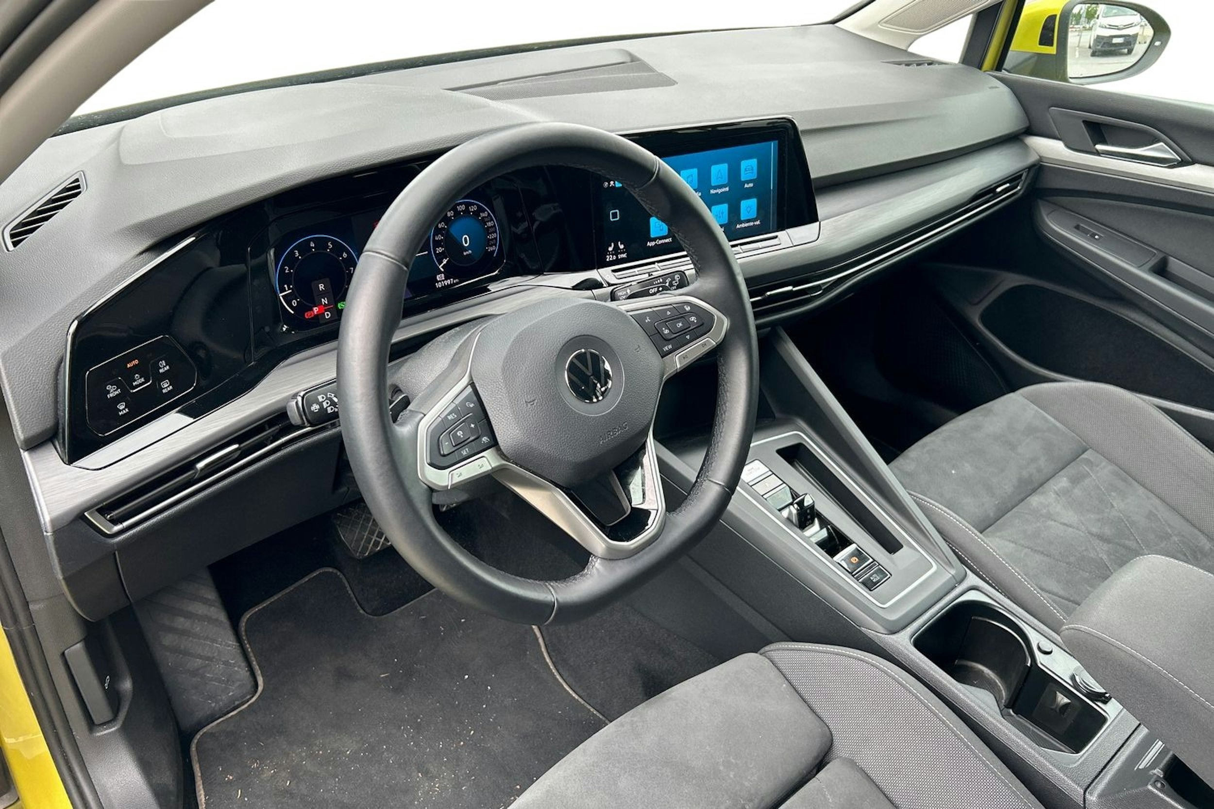 keltainen Volkswagen Golf 2022 kuva 3.
