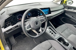 keltainen Volkswagen Golf 2022 kuva 3.