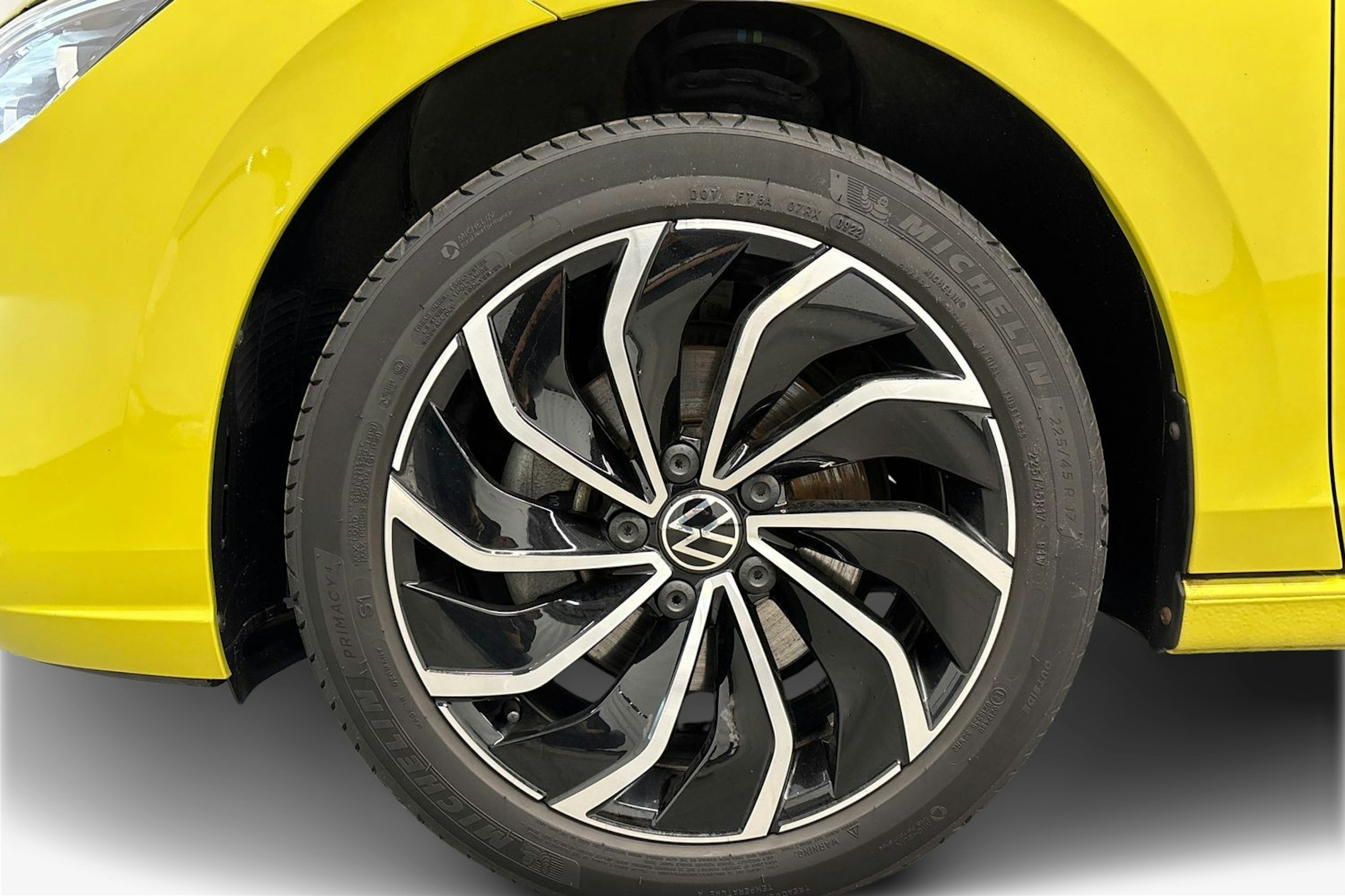 keltainen Volkswagen Golf 2022 kuva 11.