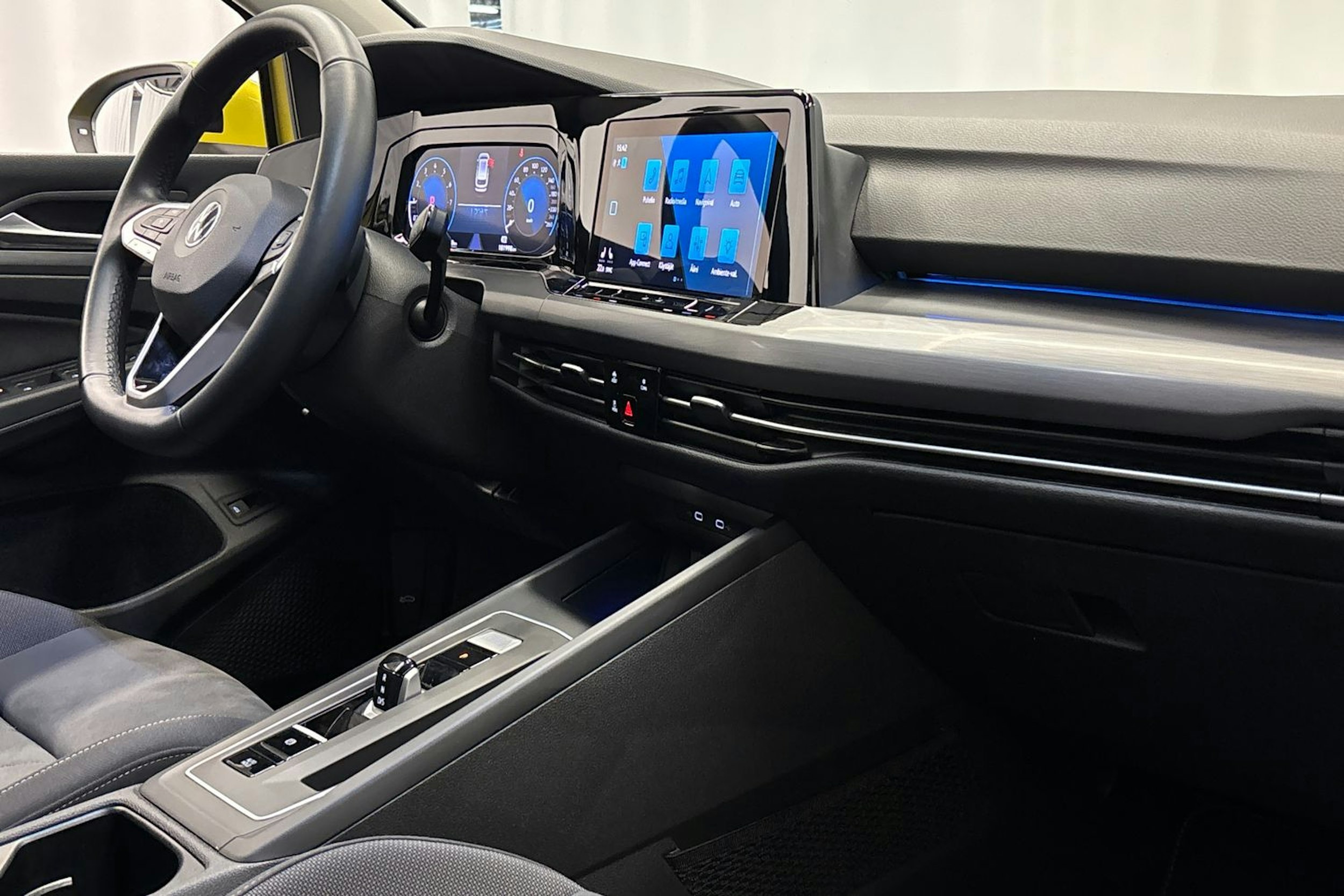 keltainen Volkswagen Golf 2022 kuva 14.