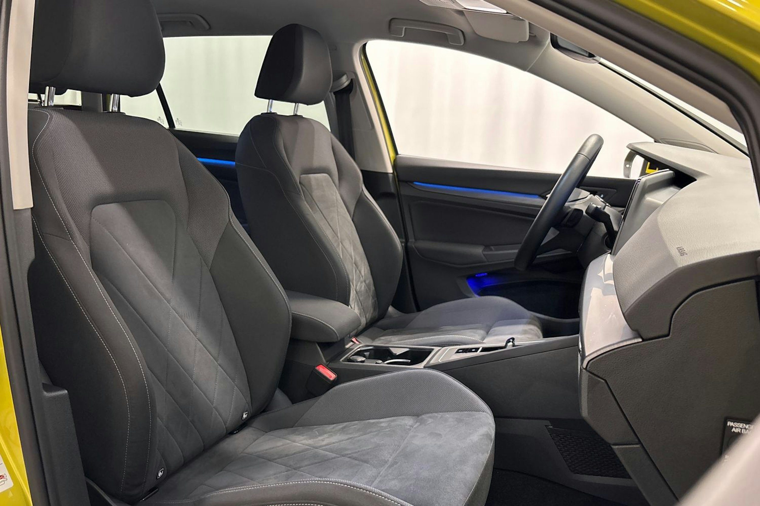 keltainen Volkswagen Golf 2022 kuva 15.