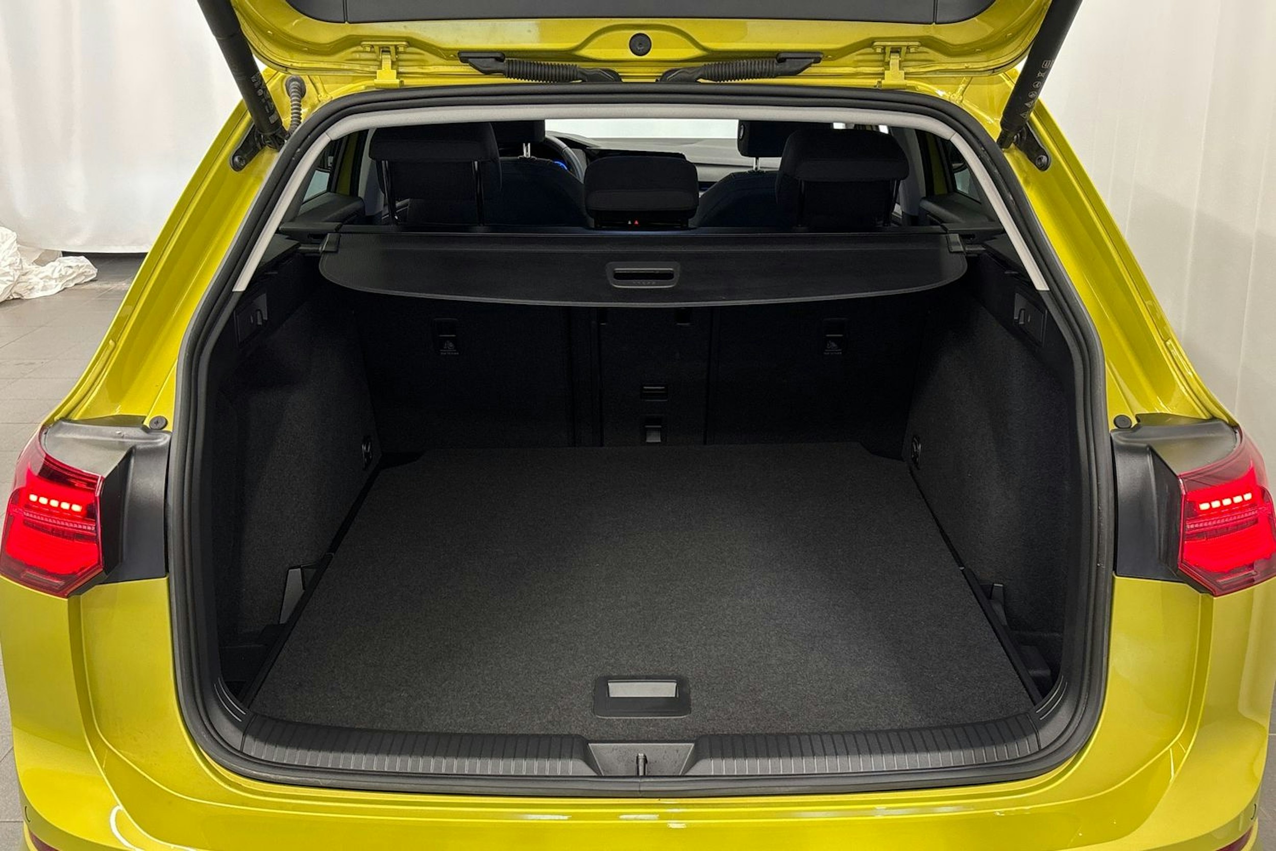 keltainen Volkswagen Golf 2022 kuva 16.