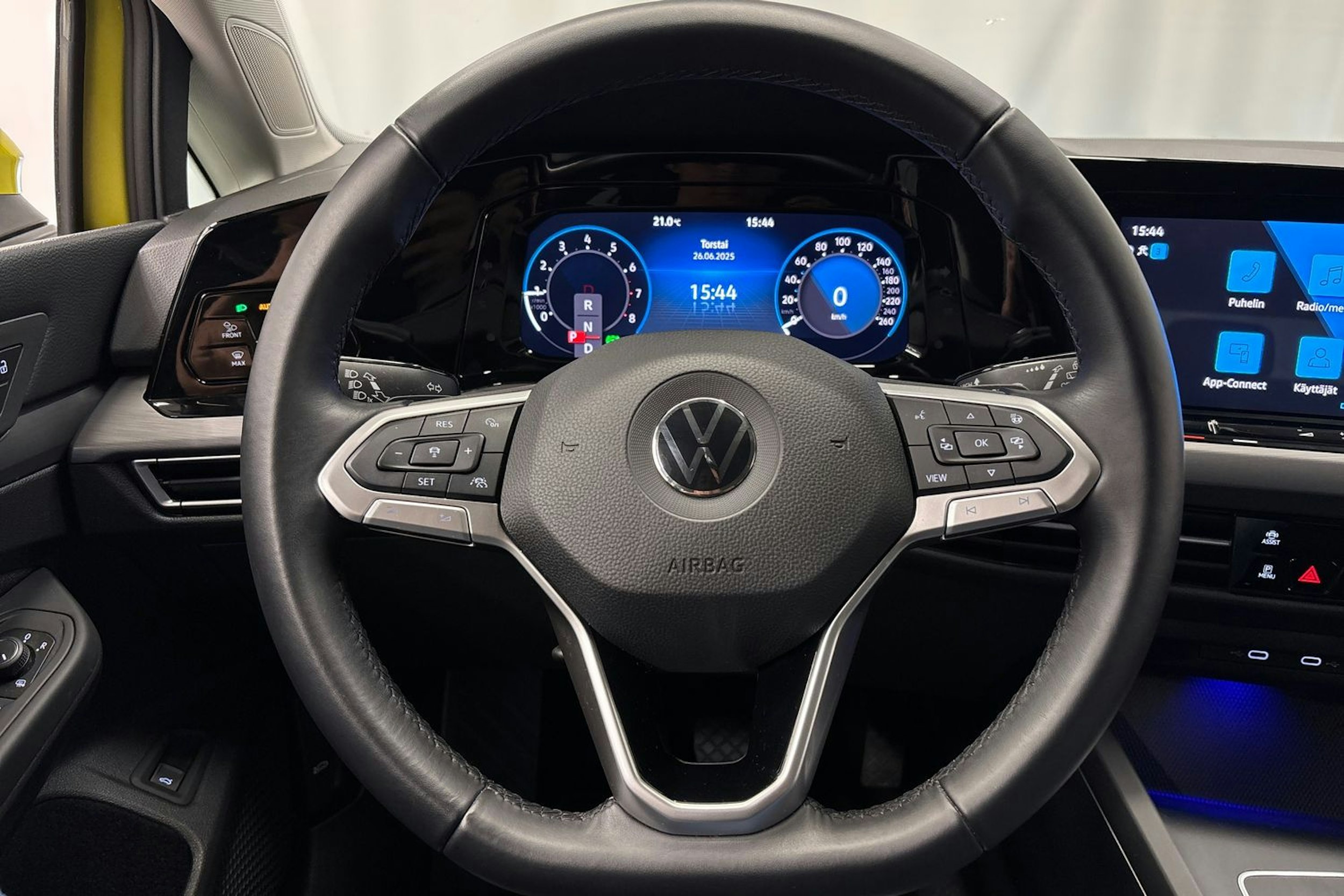 keltainen Volkswagen Golf 2022 kuva 19.